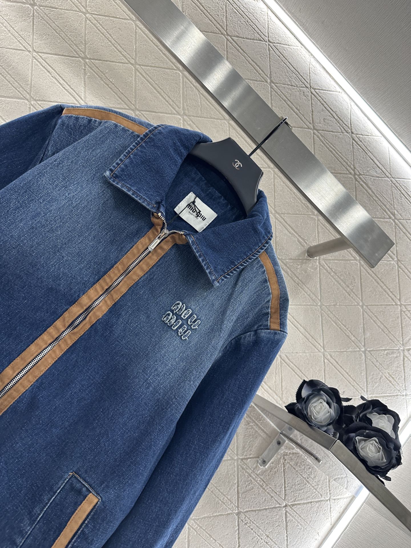 ♥Miumi*♥2025新品上架 牛仔拼接夹克外套定制YB斜纹棉牛仔材质，质感挺括，穿搭有型，拉链外套版