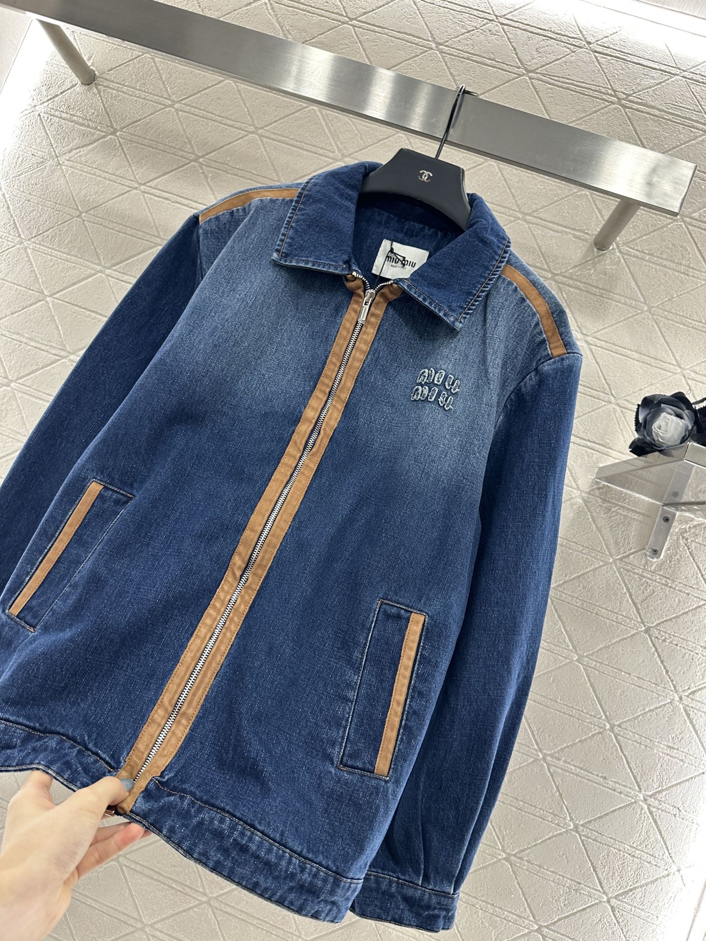 ♥Miumi*♥2025新品上架 牛仔拼接夹克外套定制YB斜纹棉牛仔材质，质感挺括，穿搭有型，拉链外套版