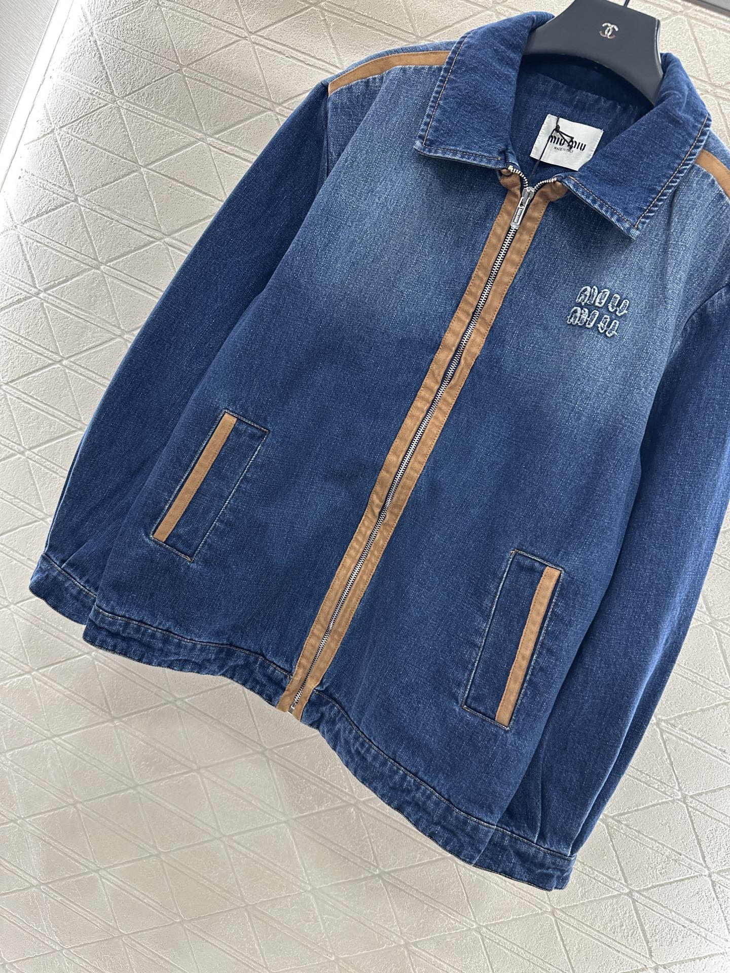 ♥Miumi*♥2025新品上架 牛仔拼接夹克外套定制YB斜纹棉牛仔材质，质感挺括，穿搭有型，拉链外套版