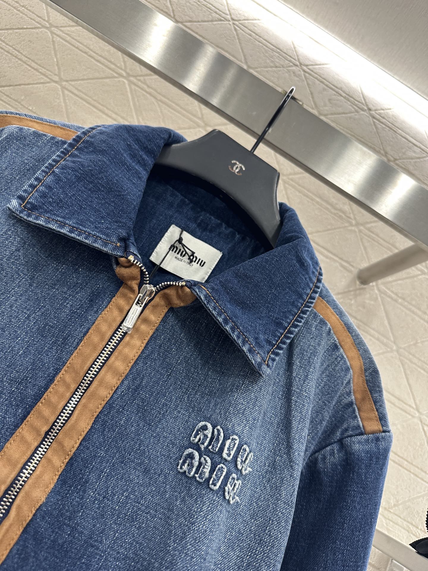 ♥Miumi*♥2025新品上架 牛仔拼接夹克外套定制YB斜纹棉牛仔材质，质感挺括，穿搭有型，拉链外套版