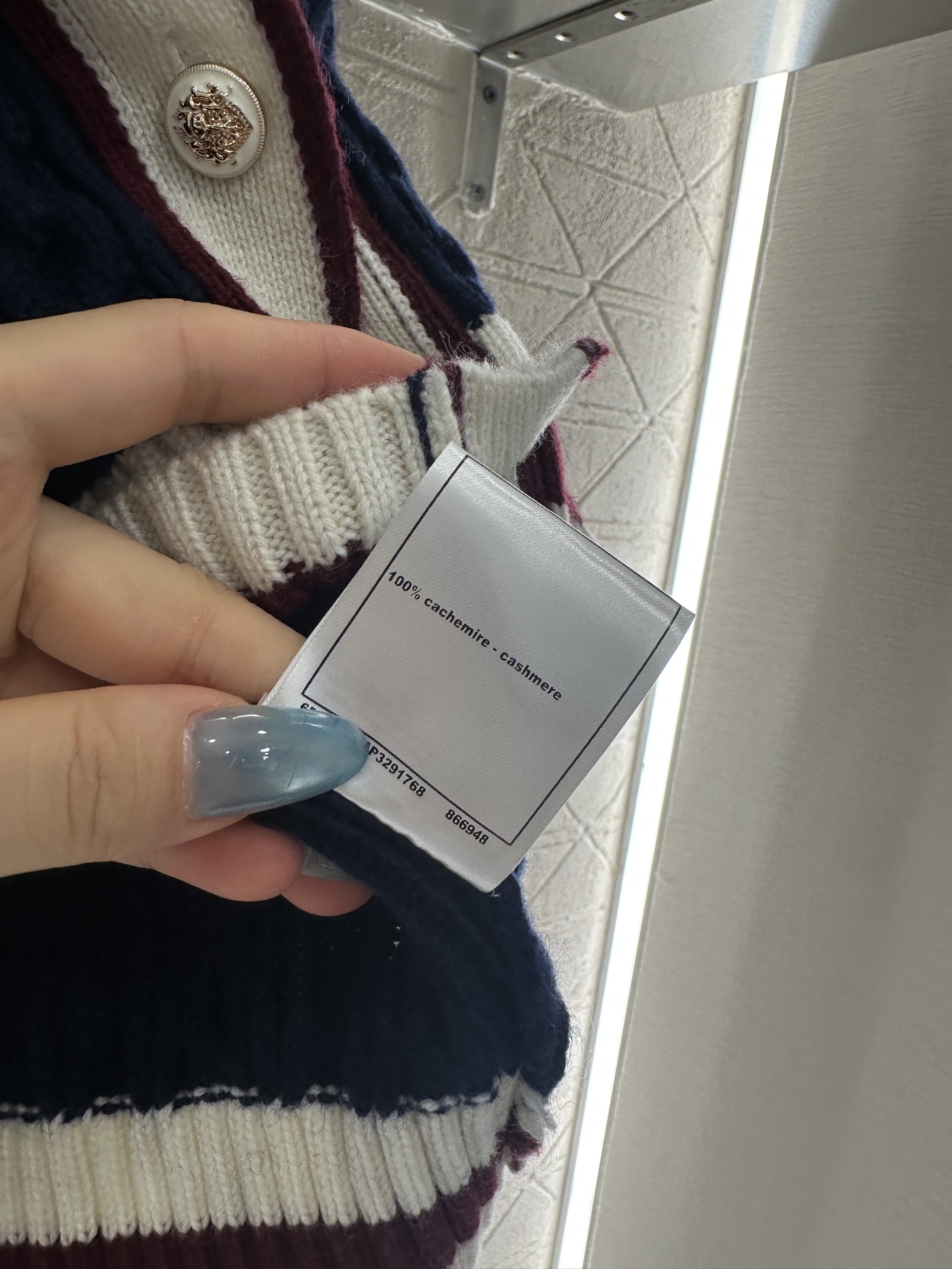 ♥Chane*♥2025新品上架 V领麻花撞色针织开衫定制YB羊绒纱线织造，质感光泽，柔软亲肤，常规V领