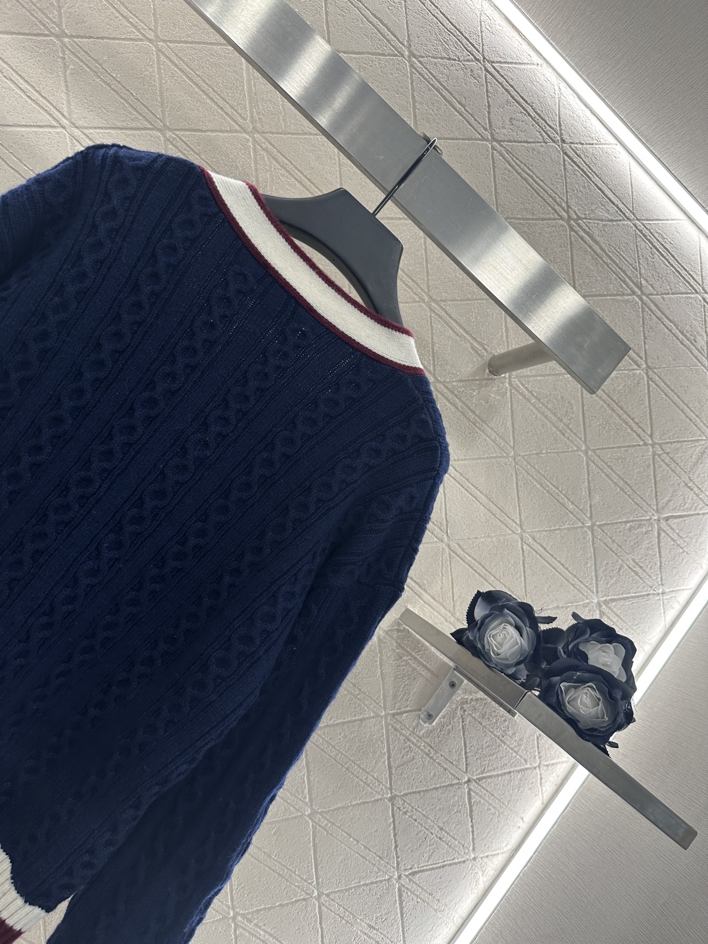 ♥Chane*♥2025新品上架 V领麻花撞色针织开衫定制YB羊绒纱线织造，质感光泽，柔软亲肤，常规V领