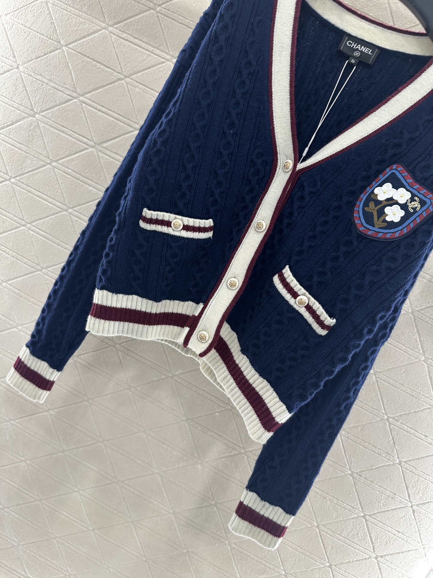 ♥Chane*♥2025新品上架 V领麻花撞色针织开衫定制YB羊绒纱线织造，质感光泽，柔软亲肤，常规V领