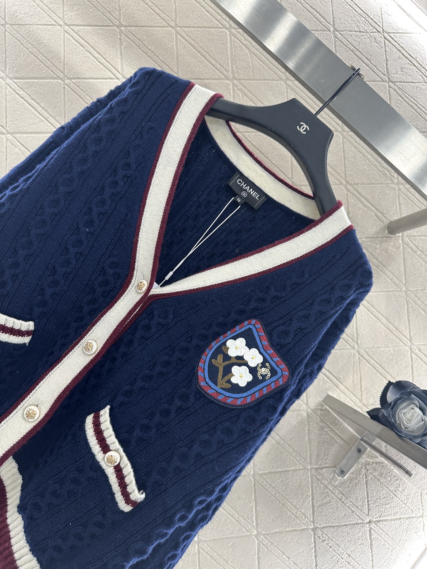 ♥Chane*♥2025新品上架 V领麻花撞色针织开衫定制YB羊绒纱线织造，质感光泽，柔软亲肤，常规V领