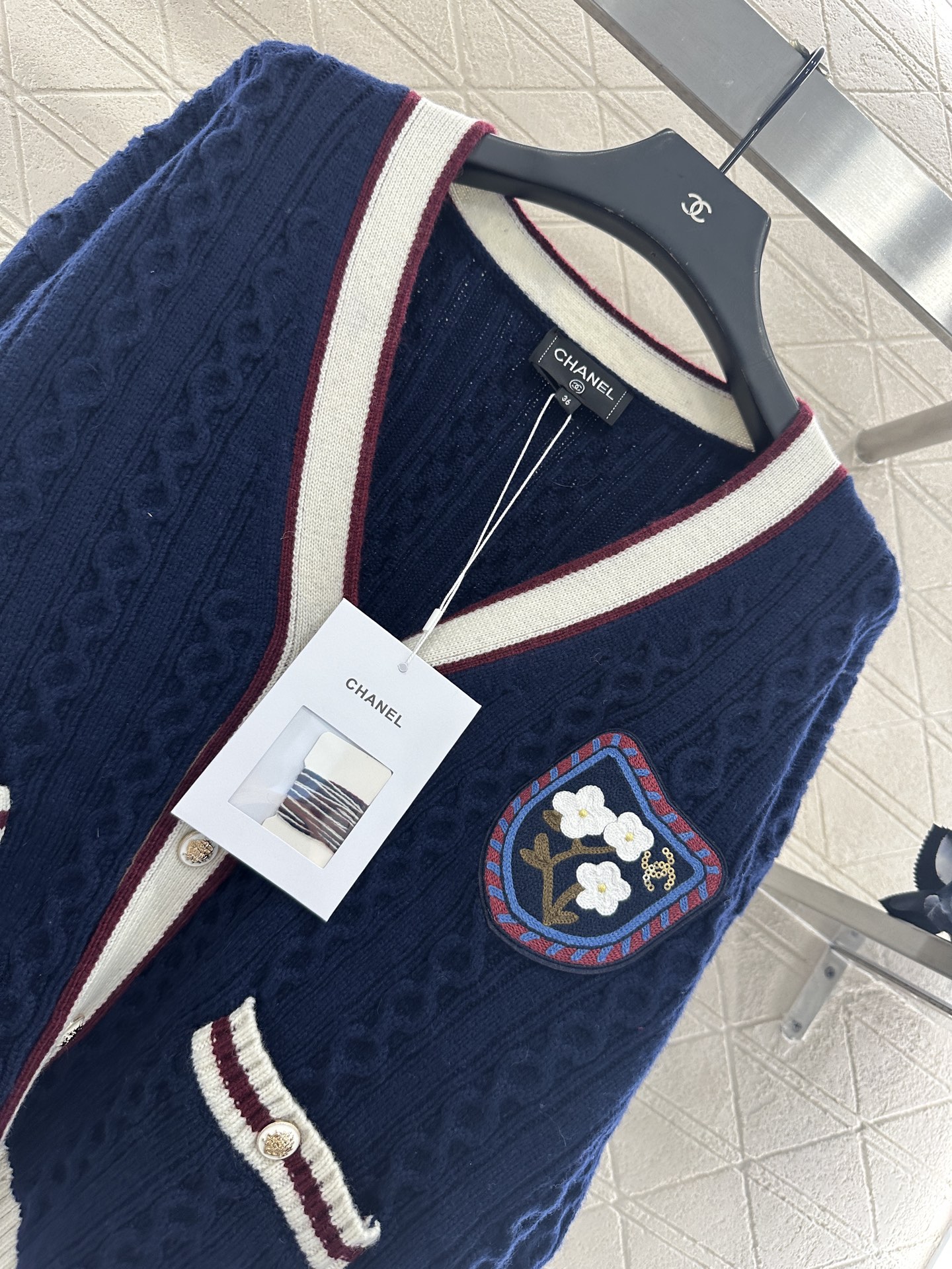 ♥Chane*♥2025新品上架 V领麻花撞色针织开衫定制YB羊绒纱线织造，质感光泽，柔软亲肤，常规V领