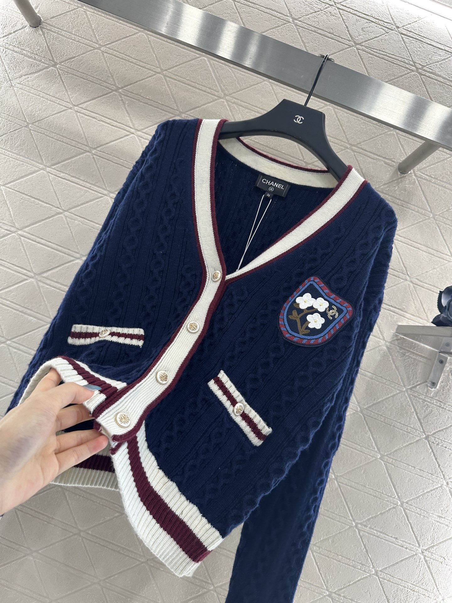 ♥Chane*♥2025新品上架 V领麻花撞色针织开衫定制YB羊绒纱线织造，质感光泽，柔软亲肤，常规V领