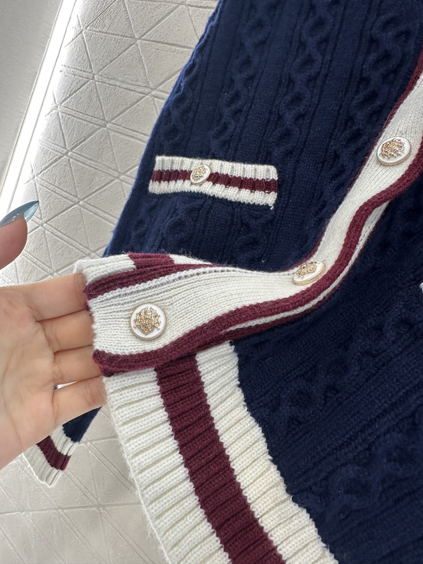 ♥Chane*♥2025新品上架 V领麻花撞色针织开衫定制YB羊绒纱线织造，质感光泽，柔软亲肤，常规V领