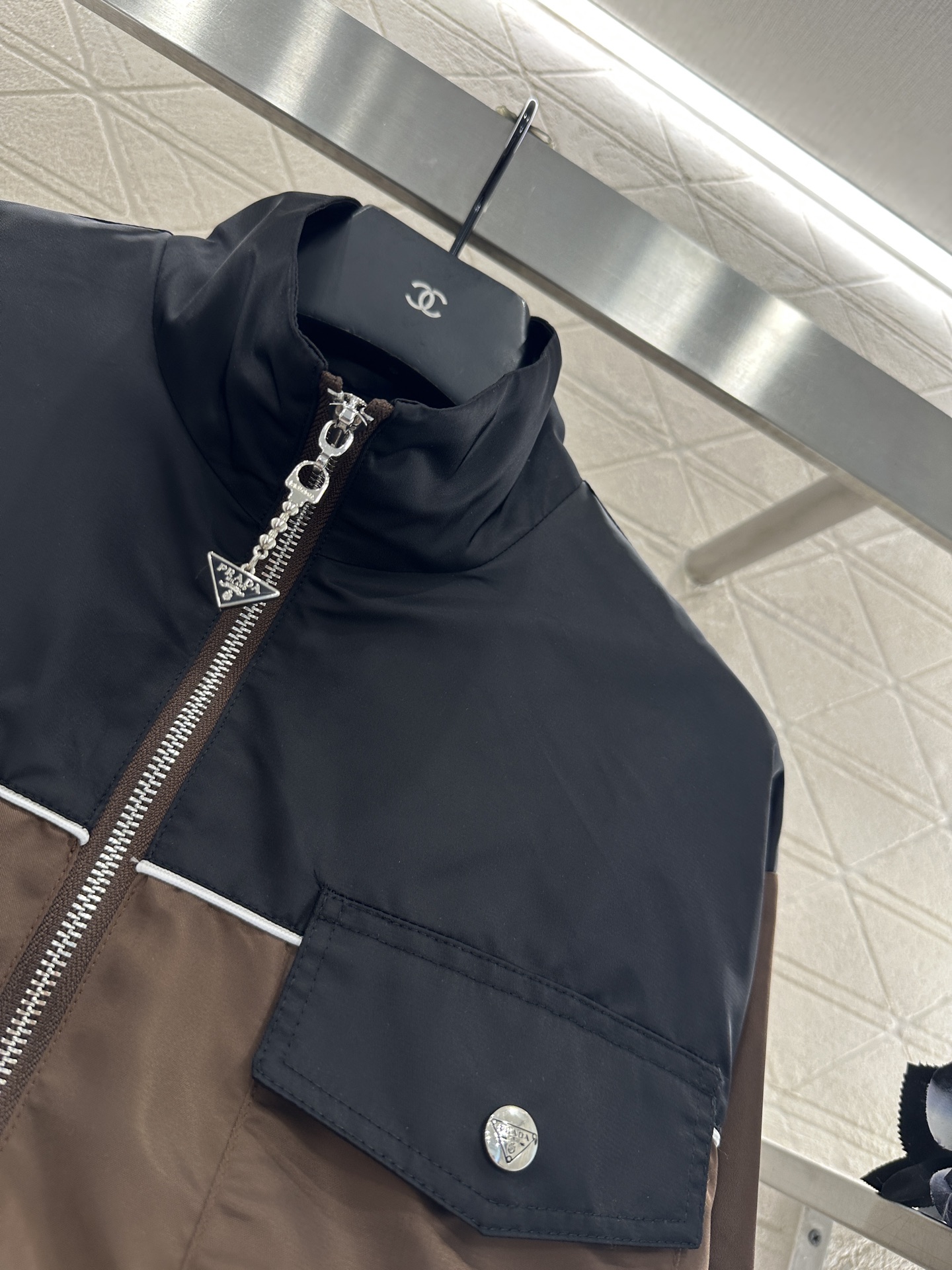 ♥Prad*♥2025新品上架 撞色抽绳夹克外套定制YB进口防风防水尼龙材质，质感光泽，挺括有型，立翻领