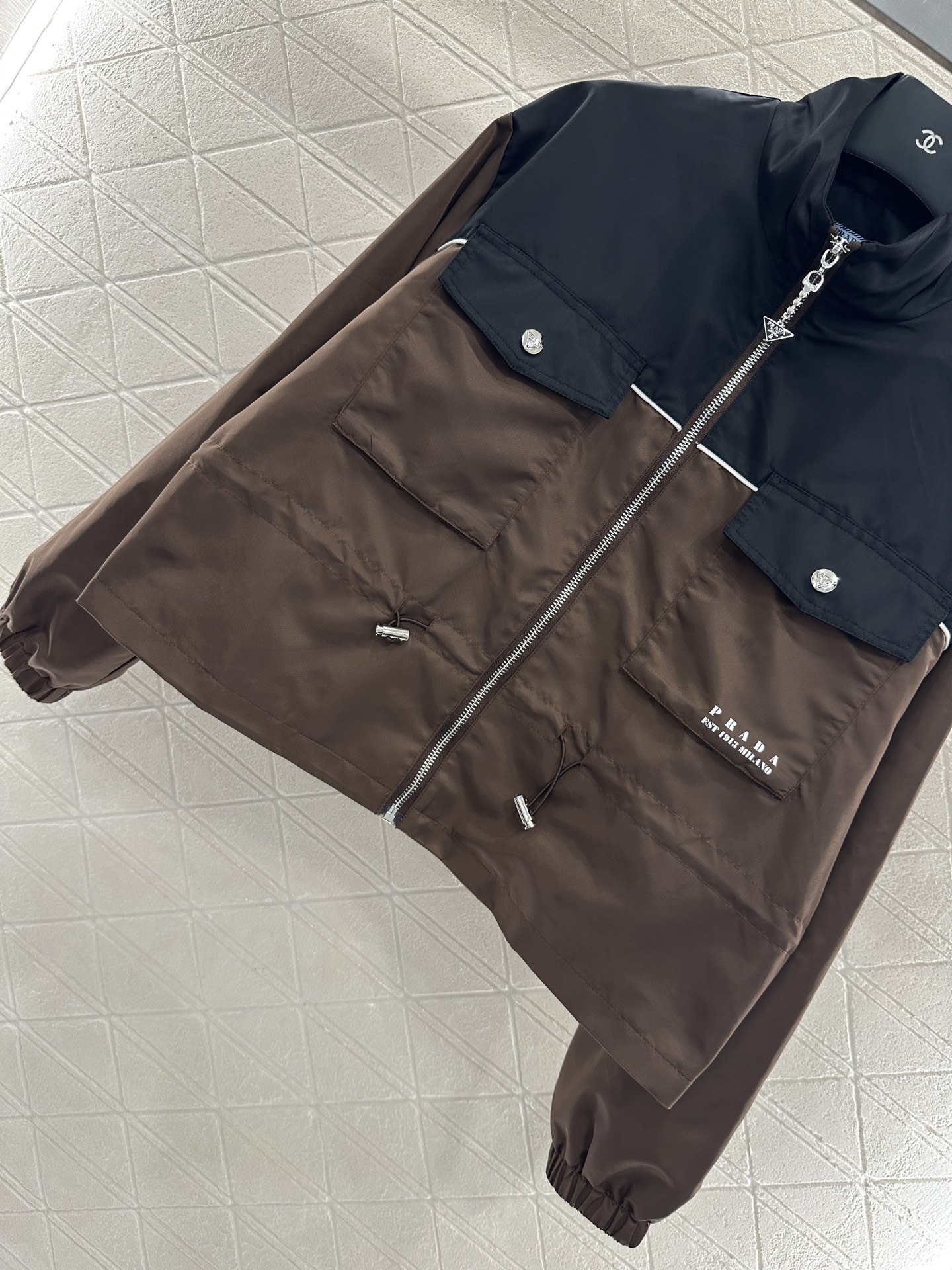 ♥Prad*♥2025新品上架 撞色抽绳夹克外套定制YB进口防风防水尼龙材质，质感光泽，挺括有型，立翻领