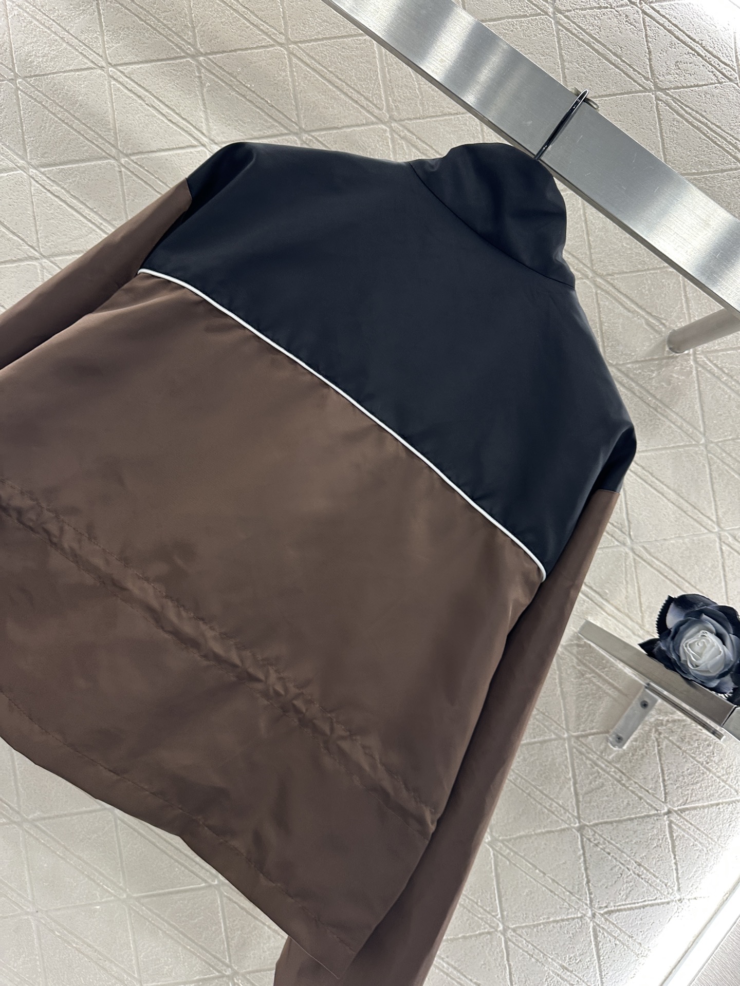 ♥Prad*♥2025新品上架 撞色抽绳夹克外套定制YB进口防风防水尼龙材质，质感光泽，挺括有型，立翻领