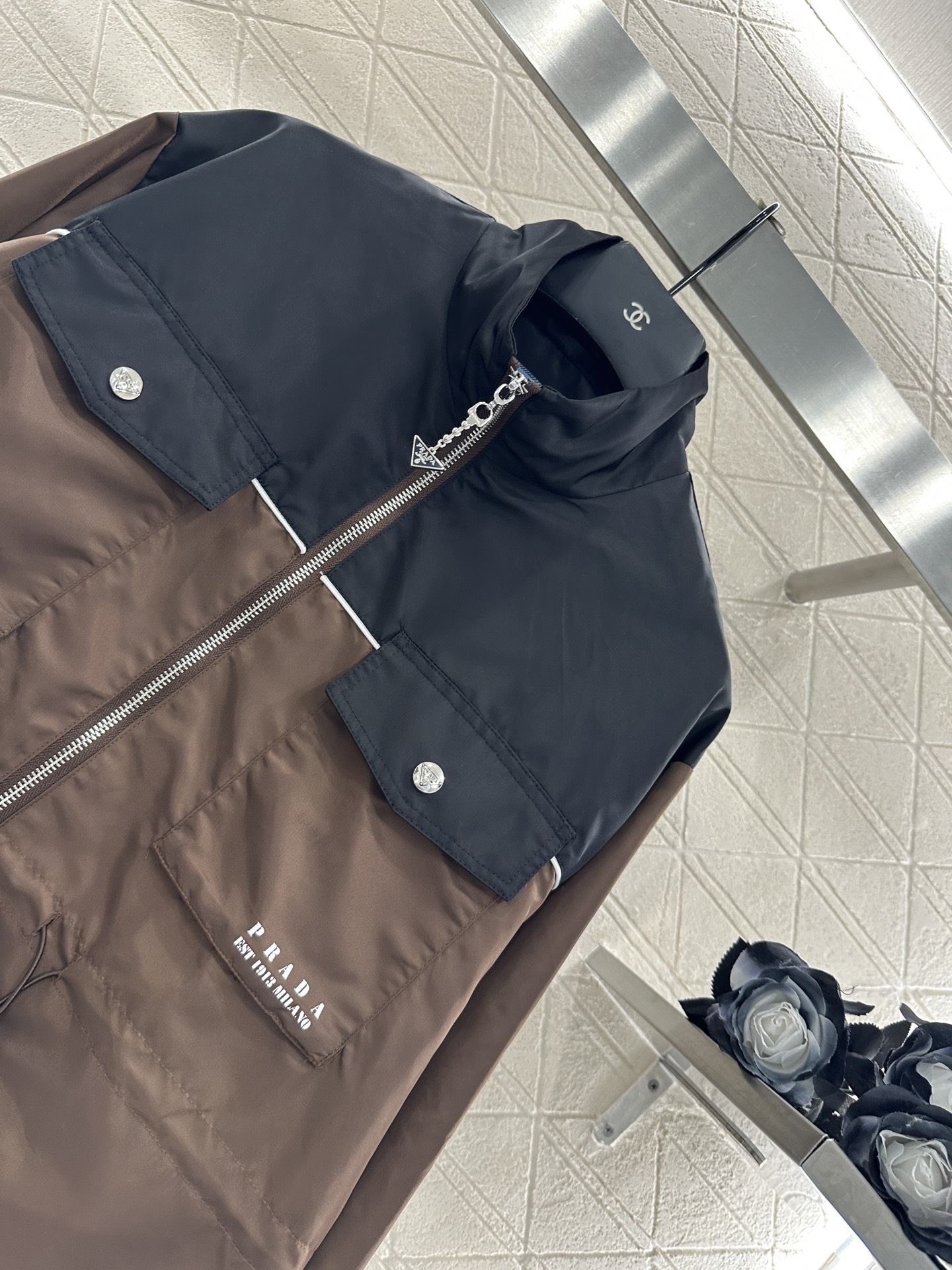 ♥Prad*♥2025新品上架 撞色抽绳夹克外套定制YB进口防风防水尼龙材质，质感光泽，挺括有型，立翻领