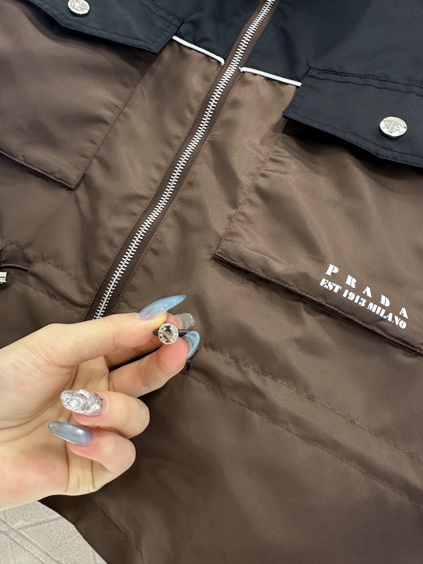 ♥Prad*♥2025新品上架 撞色抽绳夹克外套定制YB进口防风防水尼龙材质，质感光泽，挺括有型，立翻领