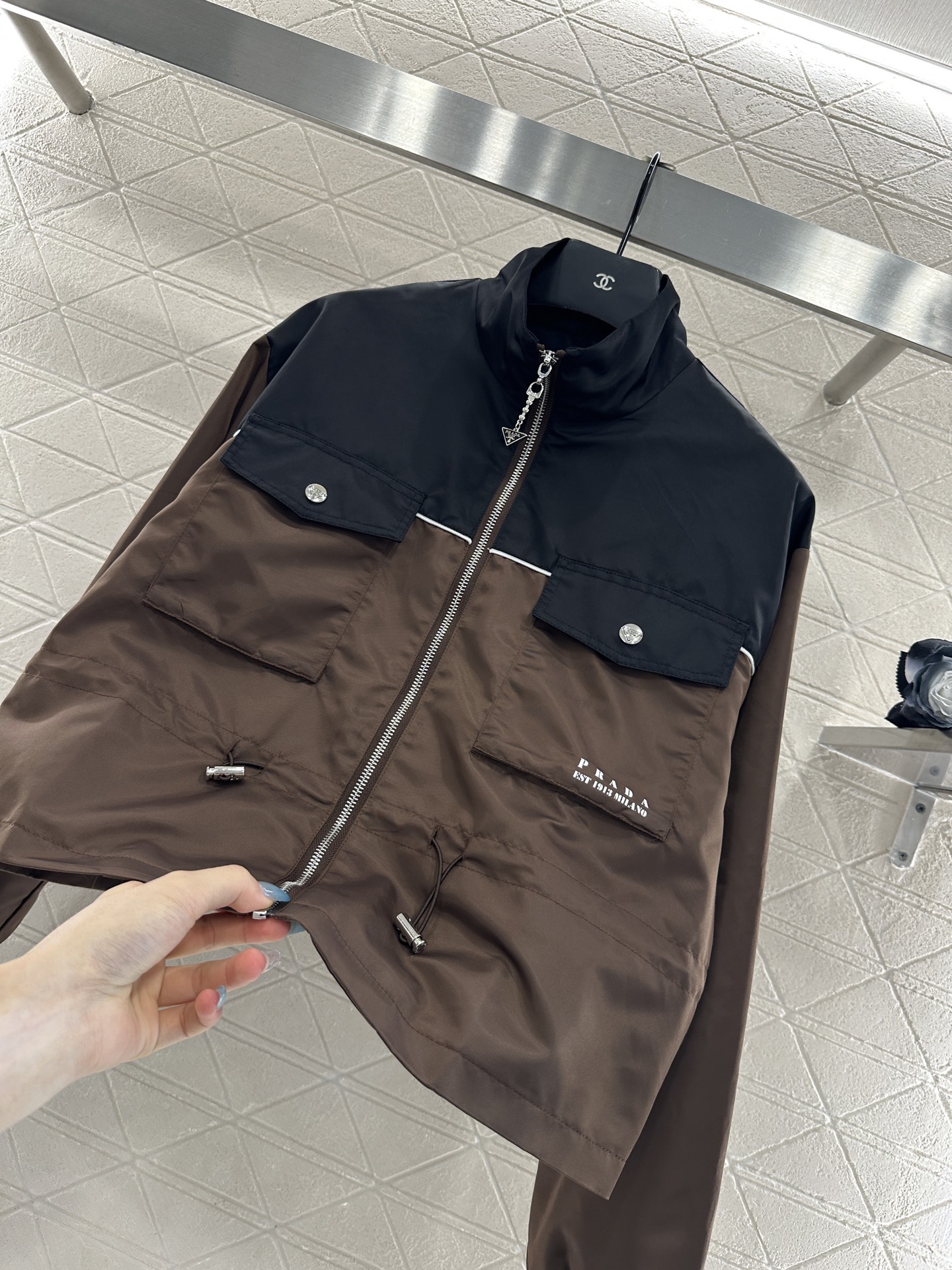 ♥Prad*♥2025新品上架 撞色抽绳夹克外套定制YB进口防风防水尼龙材质，质感光泽，挺括有型，立翻领