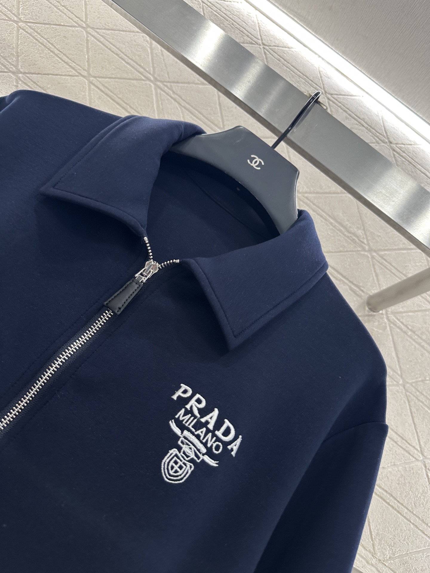 ♥Prad*♥2025新品上架 拉链翻领外套长裤套装定制YB斜纹全棉材质，质感光泽，品相高级，常规翻领外