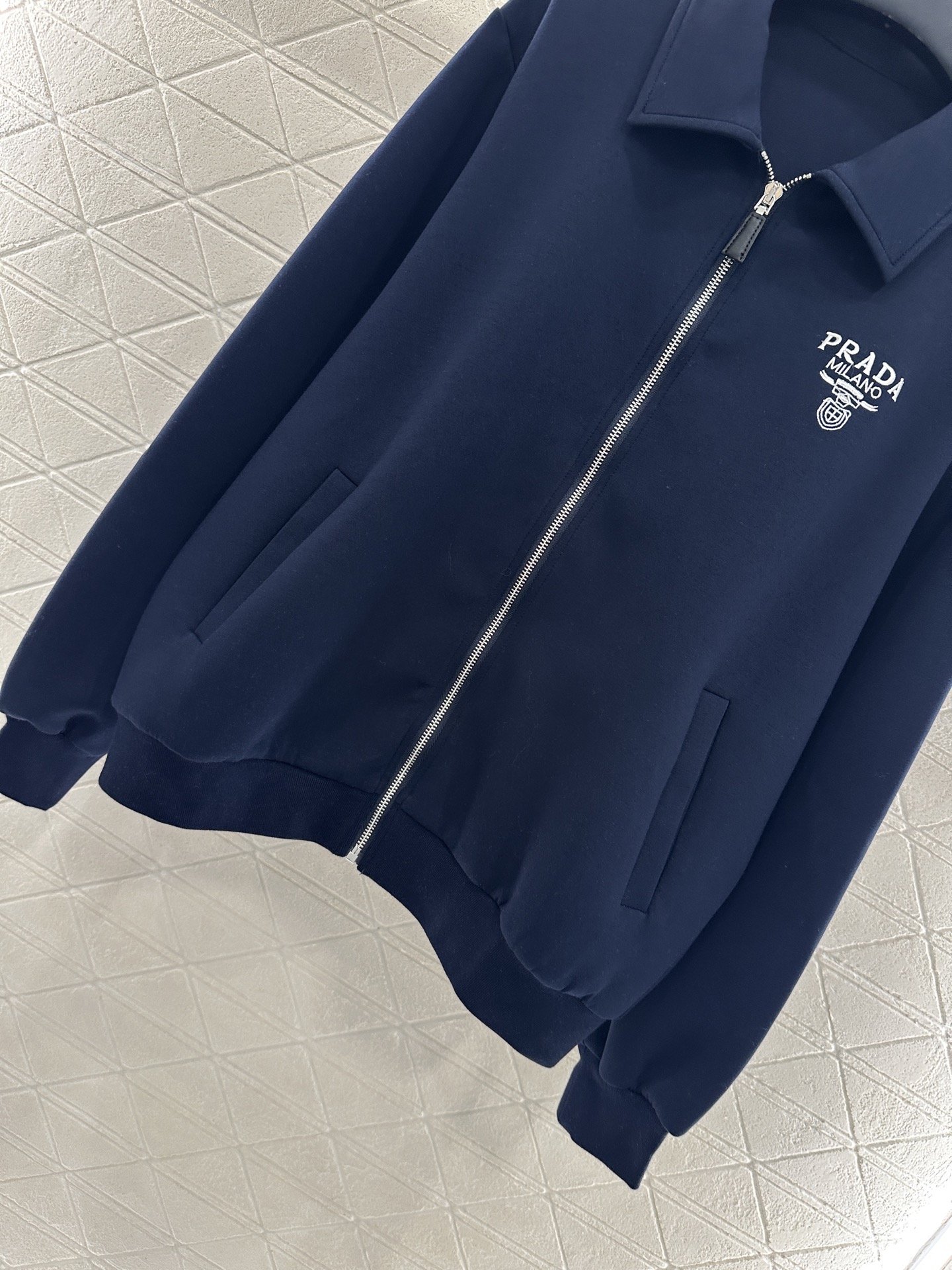 ♥Prad*♥2025新品上架 拉链翻领外套长裤套装定制YB斜纹全棉材质，质感光泽，品相高级，常规翻领外