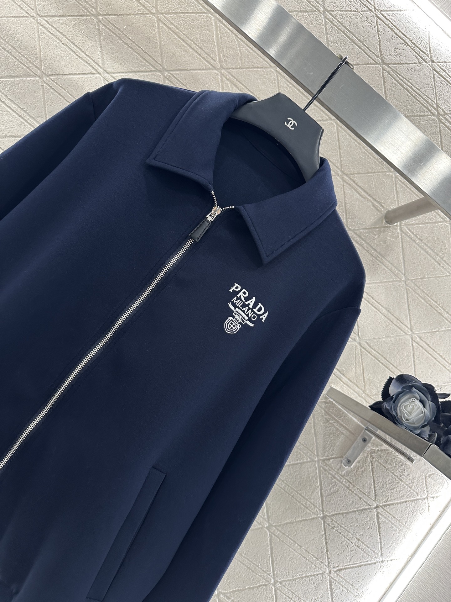 ♥Prad*♥2025新品上架 拉链翻领外套长裤套装定制YB斜纹全棉材质，质感光泽，品相高级，常规翻领外