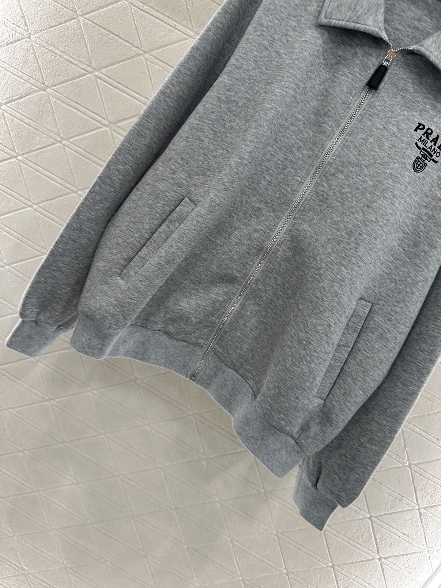 ♥Prad*♥2025新品上架 拉链翻领外套长裤套装定制YB斜纹全棉材质，质感光泽，品相高级，常规翻领外