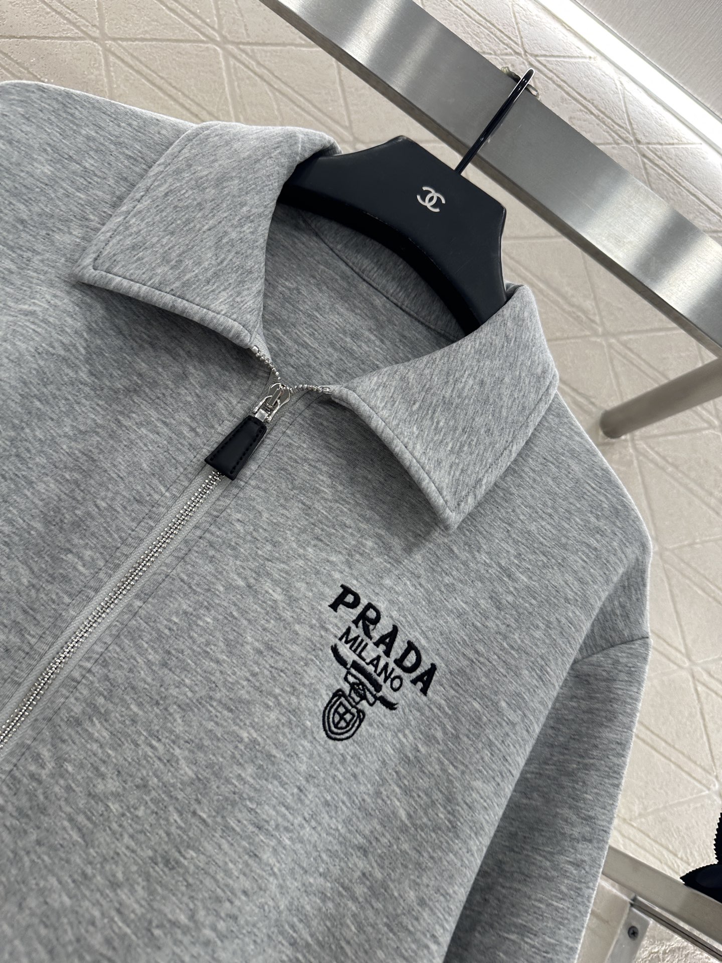 ♥Prad*♥2025新品上架 拉链翻领外套长裤套装定制YB斜纹全棉材质，质感光泽，品相高级，常规翻领外