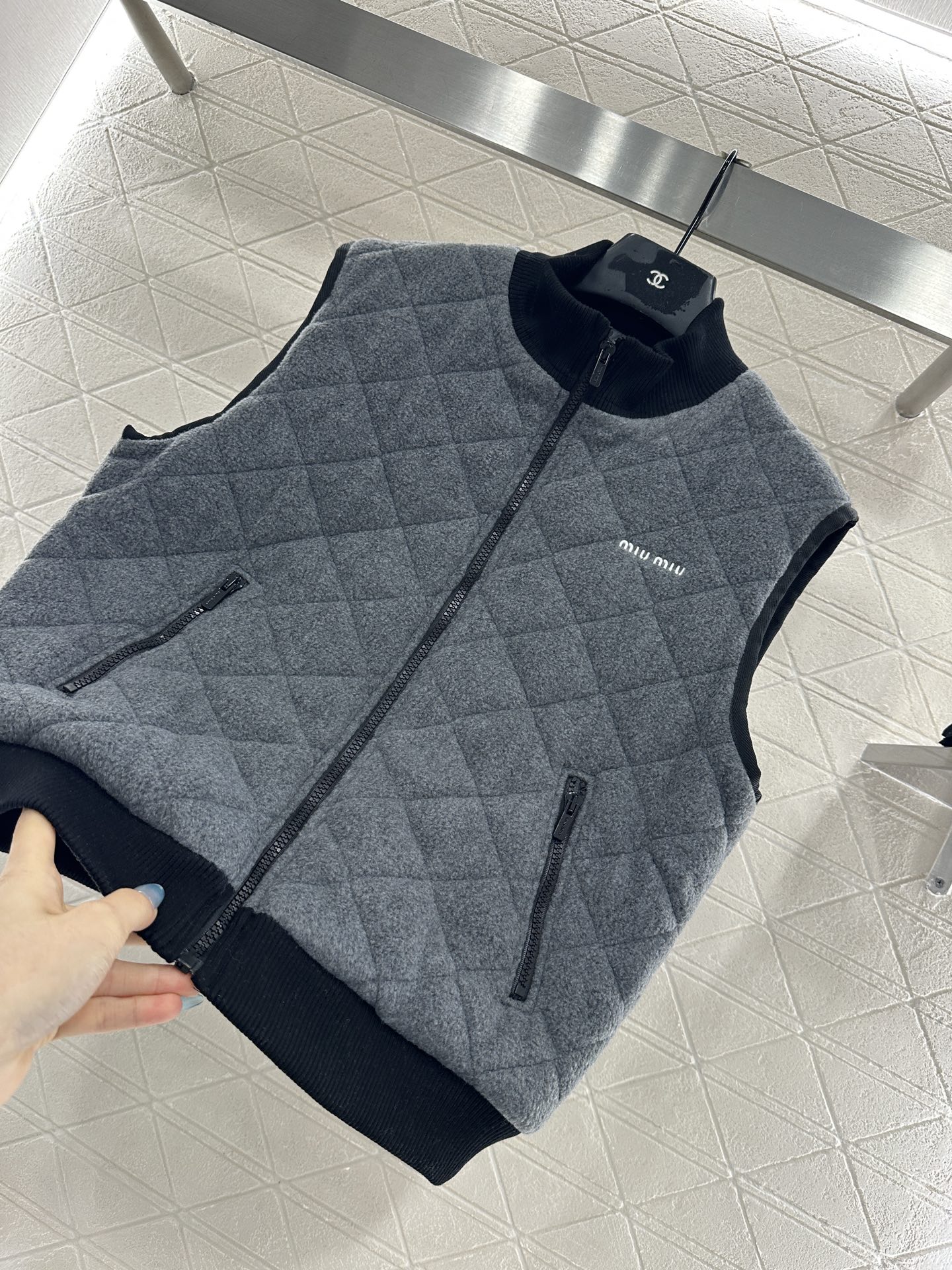 ♥Miumi*♥ 2025新品上架 摇粒绒立领马甲定制YB摇粒绒材质，毛绒细腻，软糯舒适，修身马甲时髦不