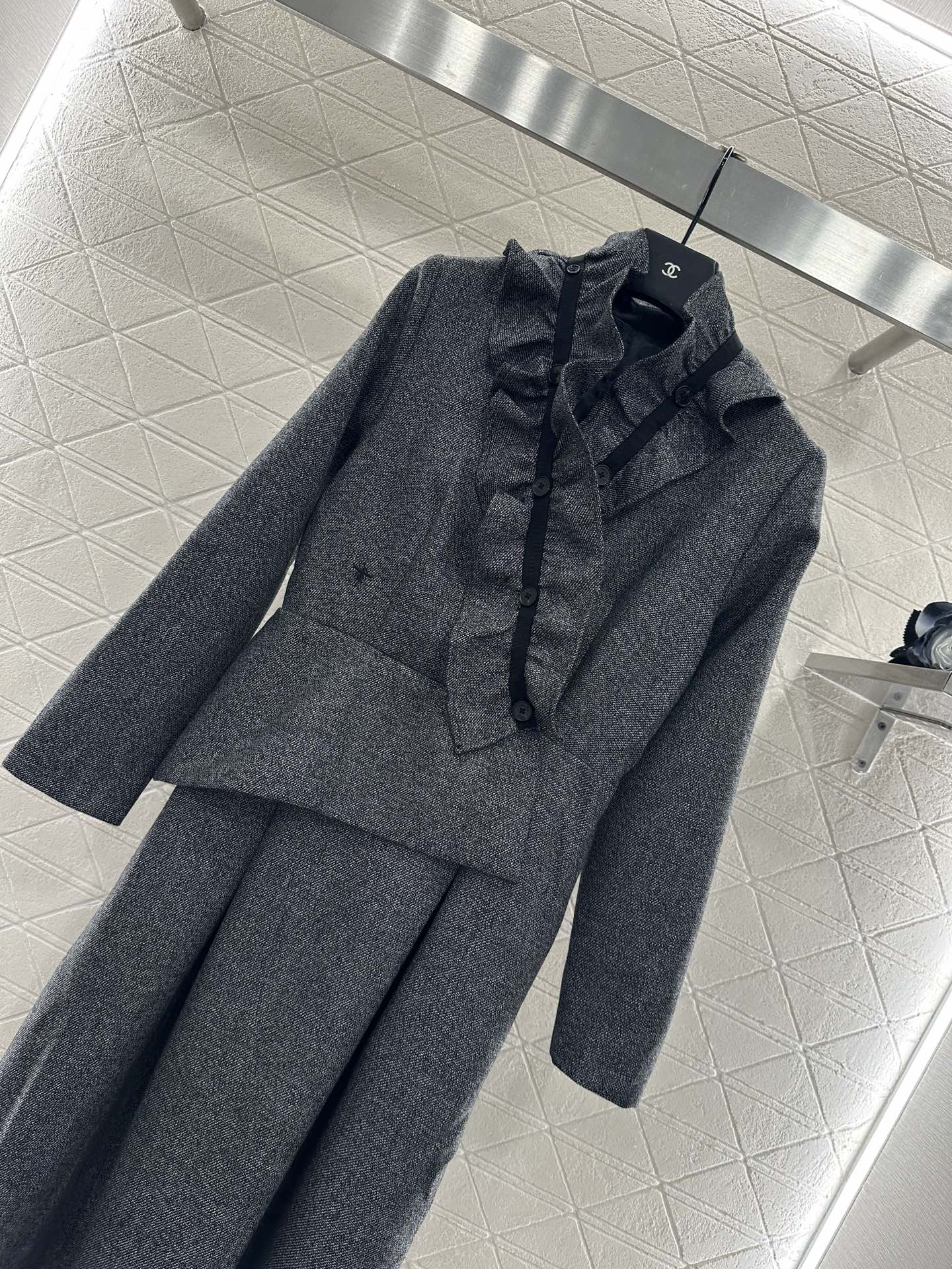 ♥Dio*♥2025新品上架 可拆卸褶皱花边连衣裙定制YB精仿羊毛材质，质感高级，垂顺有型，深浅灰黑两色