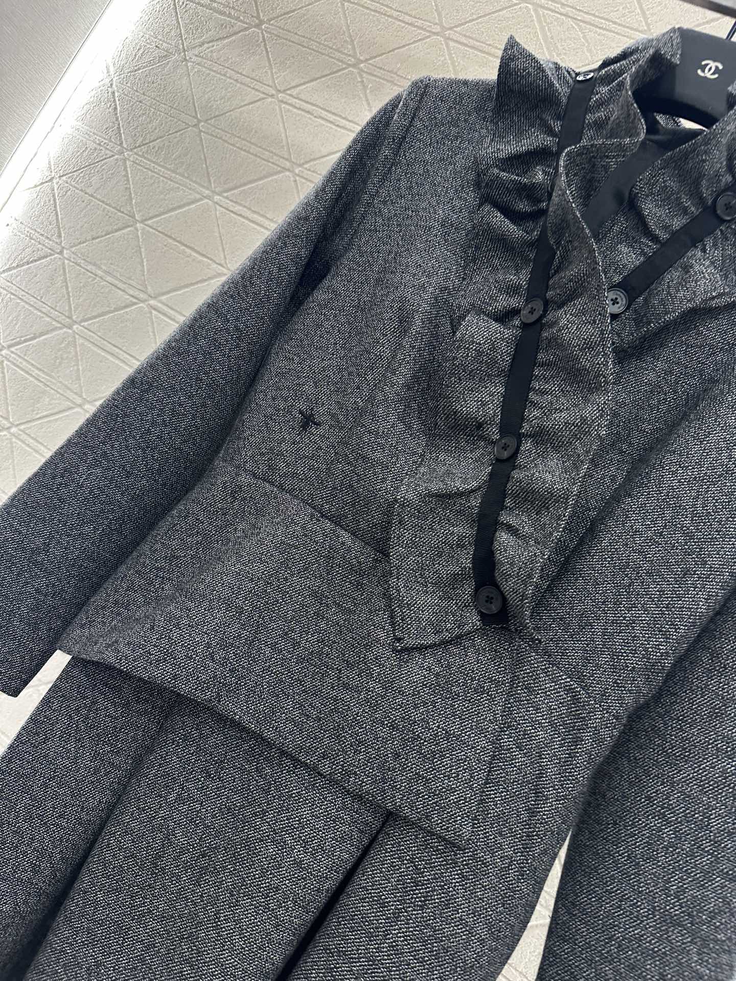 ♥Dio*♥2025新品上架 可拆卸褶皱花边连衣裙定制YB精仿羊毛材质，质感高级，垂顺有型，深浅灰黑两色