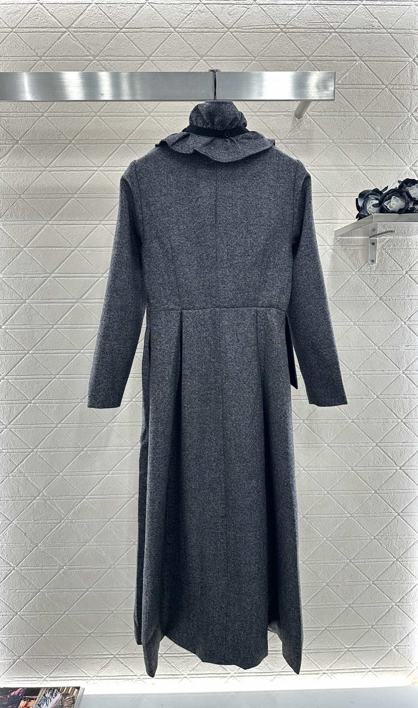 ♥Dio*♥2025新品上架 可拆卸褶皱花边连衣裙定制YB精仿羊毛材质，质感高级，垂顺有型，深浅灰黑两色