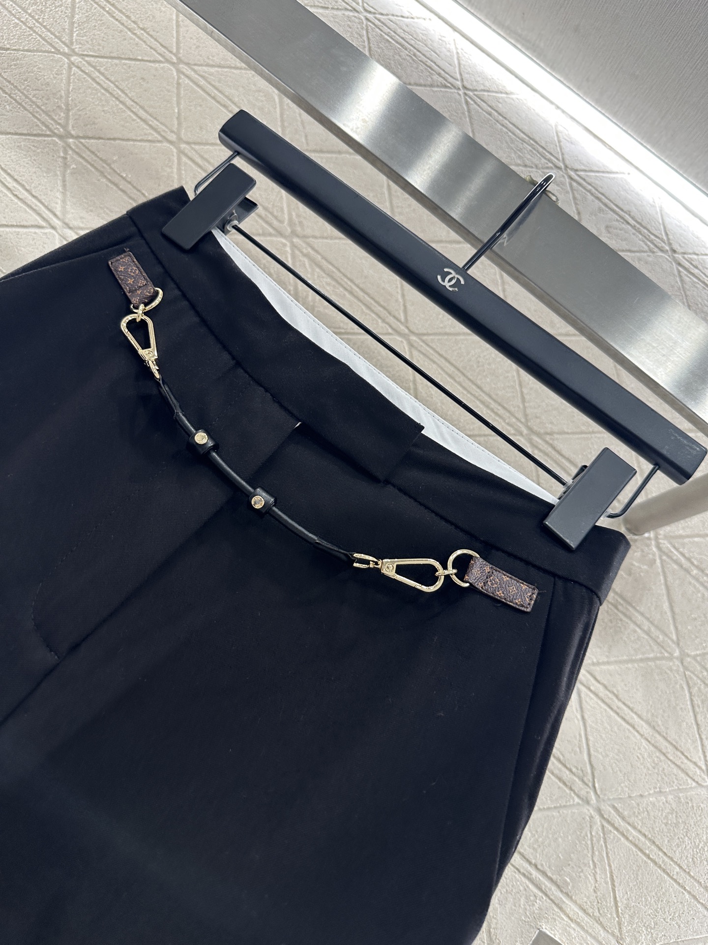 ♥Louis Vuitto*♥2025新品上架 皮革链扣西装直筒长裤定制YB进口精仿羊毛材质，质感光泽，