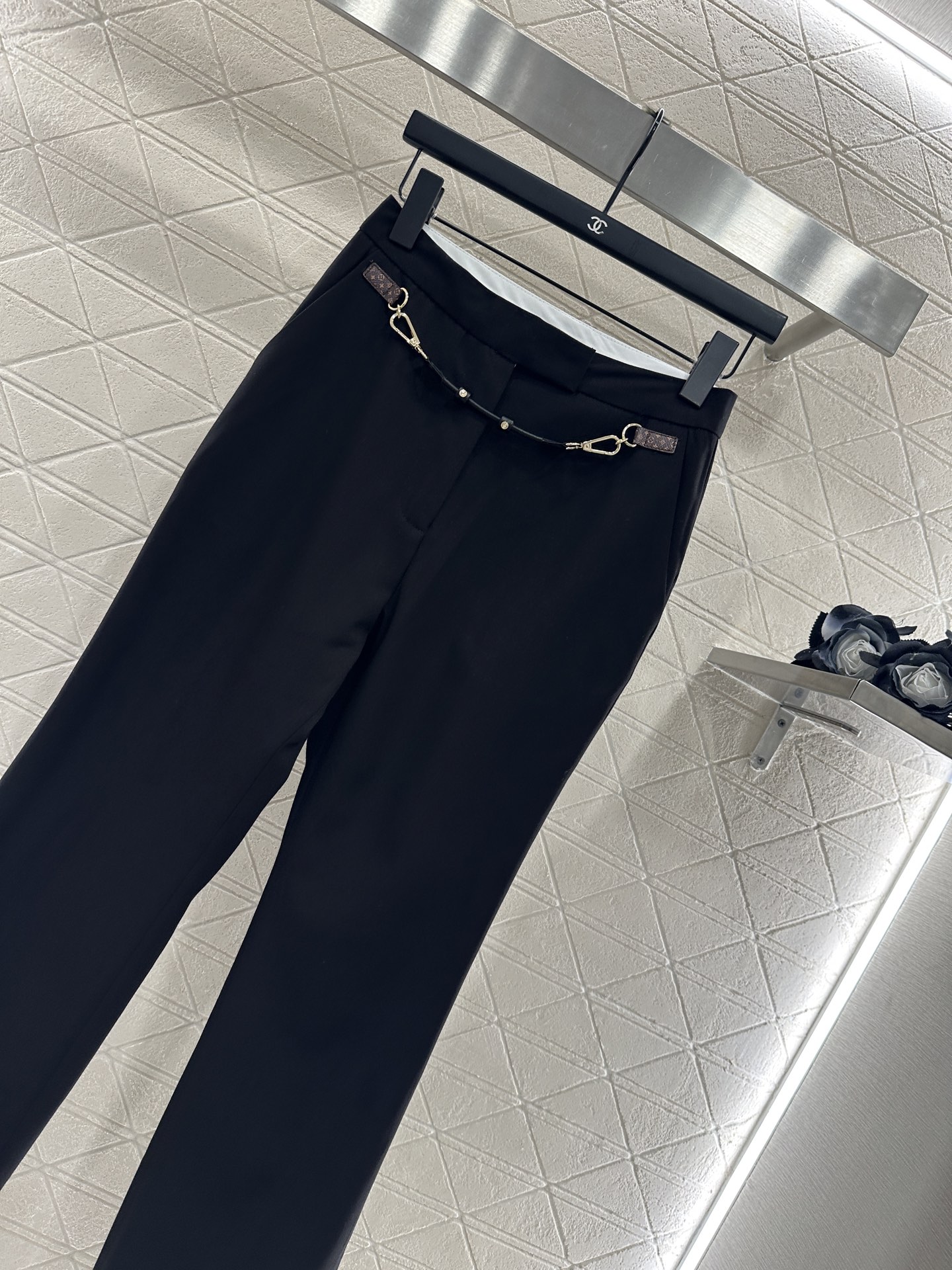 ♥Louis Vuitto*♥2025新品上架 皮革链扣西装直筒长裤定制YB进口精仿羊毛材质，质感光泽，