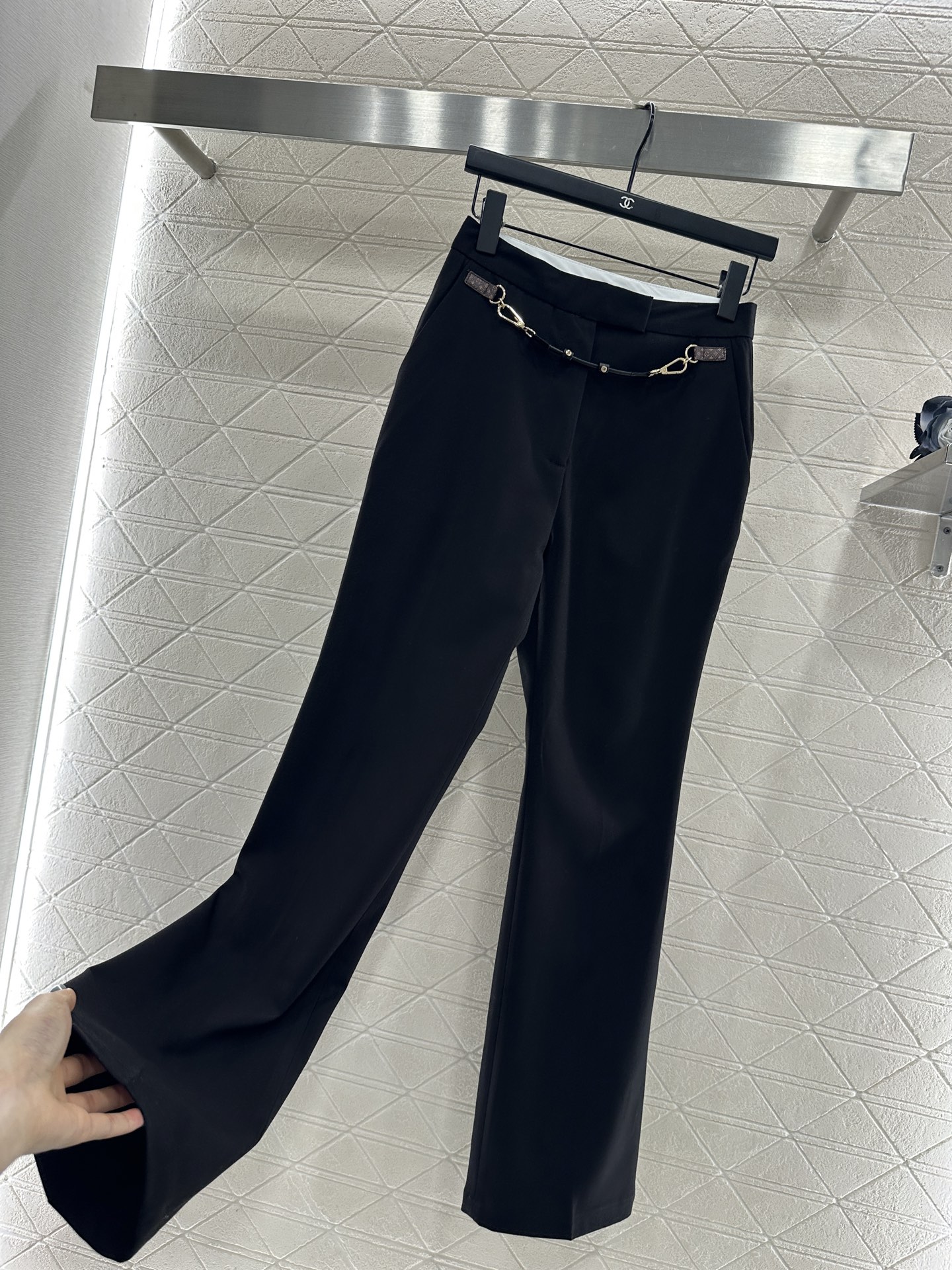 ♥Louis Vuitto*♥2025新品上架 皮革链扣西装直筒长裤定制YB进口精仿羊毛材质，质感光泽，