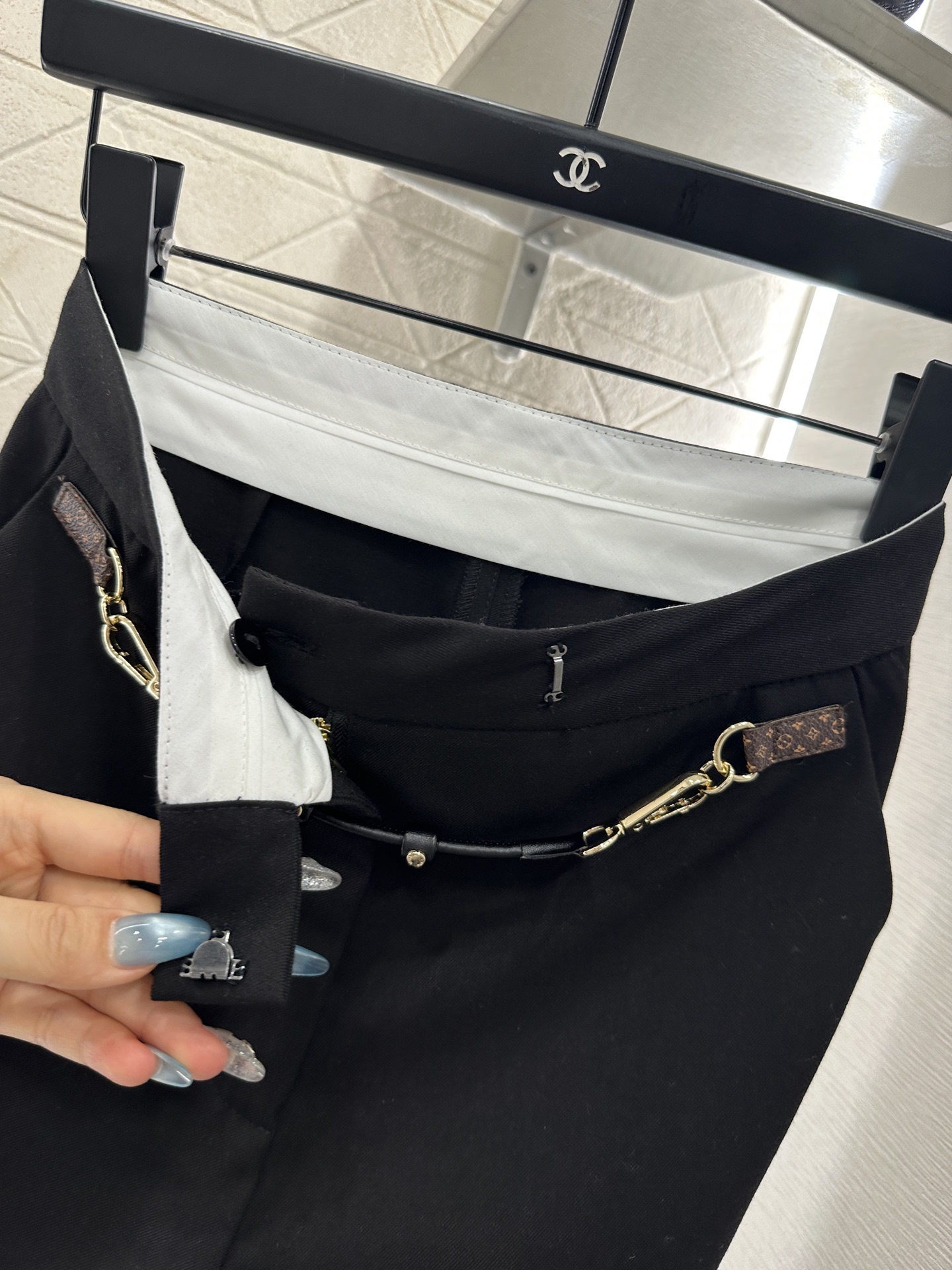 ♥Louis Vuitto*♥2025新品上架 皮革链扣西装直筒长裤定制YB进口精仿羊毛材质，质感光泽，