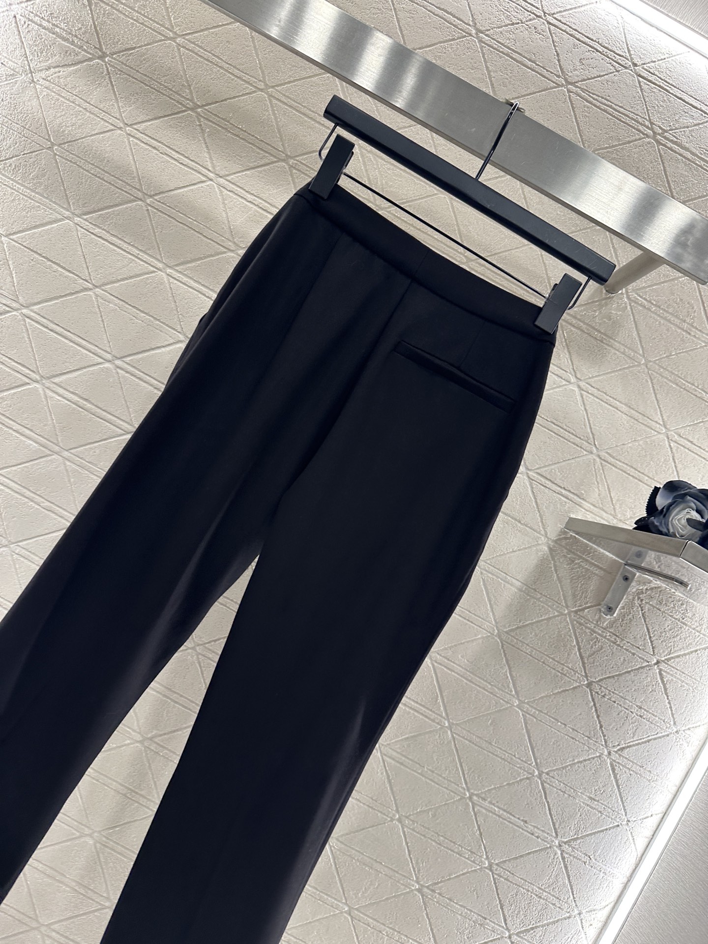 ♥Louis Vuitto*♥2025新品上架 皮革链扣西装直筒长裤定制YB进口精仿羊毛材质，质感光泽，