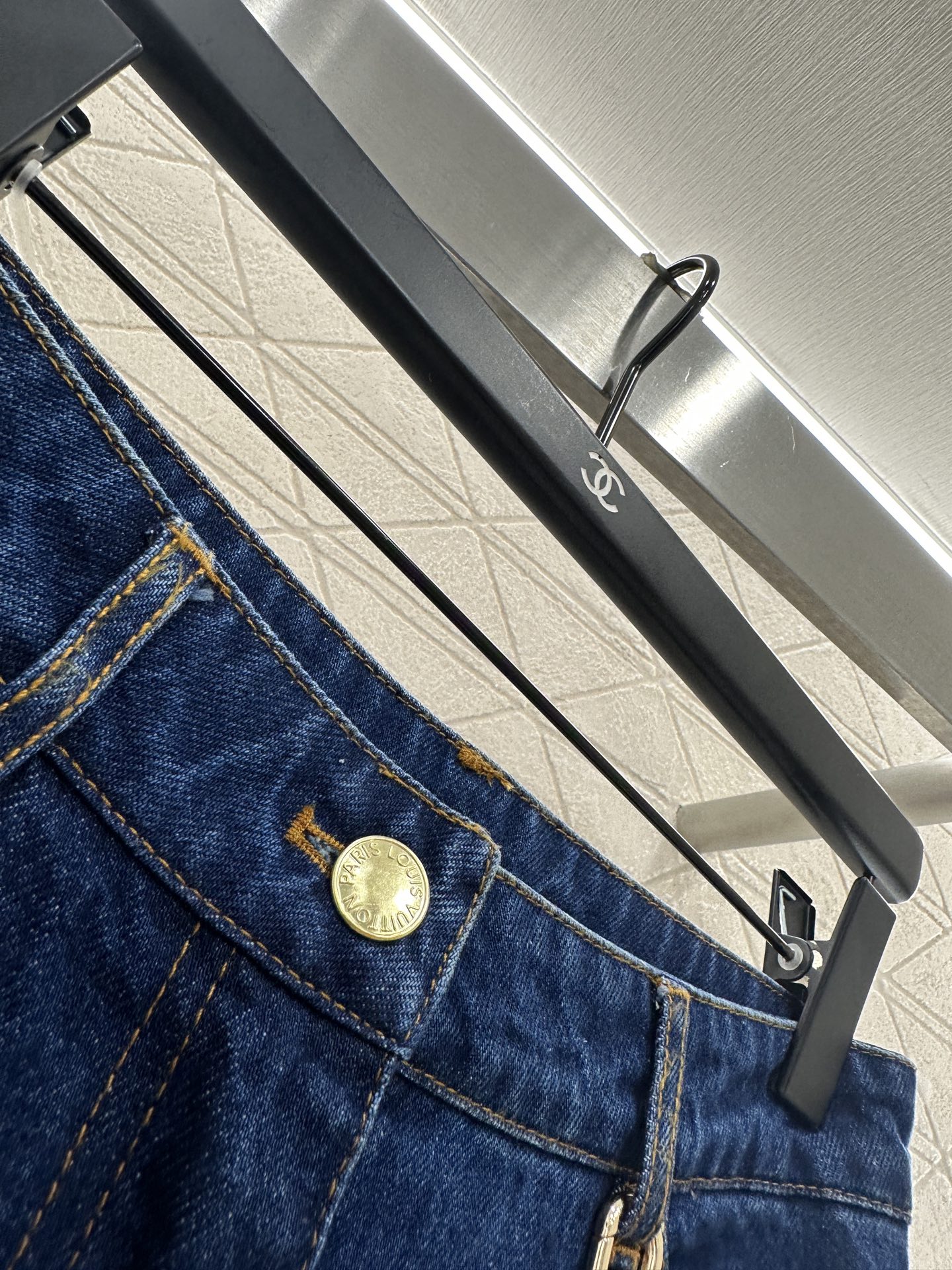 ♥louis vuitto*♥2025新品上架 猫咪挂饰直筒牛仔裤定制YB斜纹棉牛仔材质，质感细腻，弹力