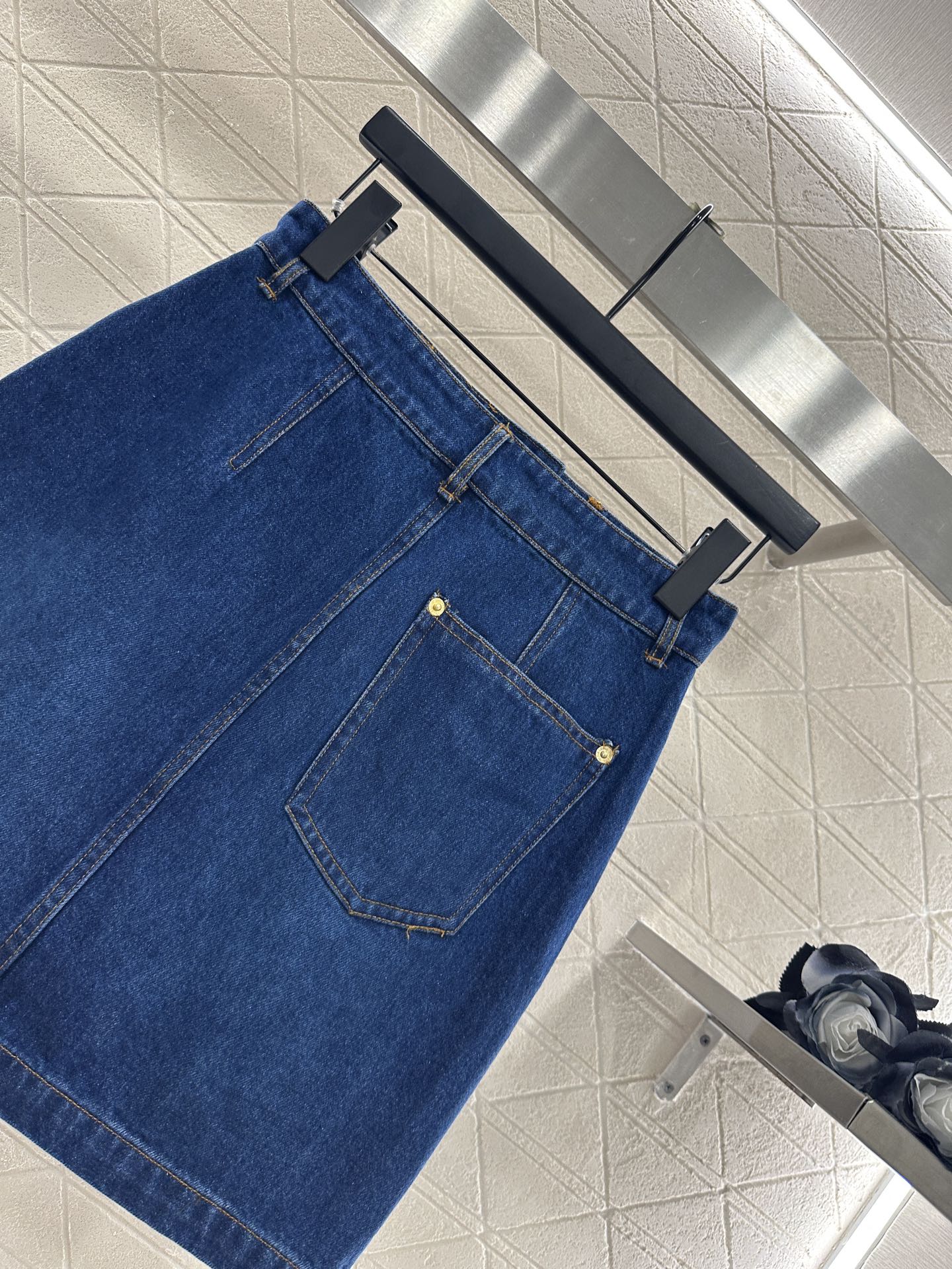 ♥Louis vuitto*♥2025新品上架 猫咪扣包臀短裙定制YB斜纹棉牛仔材质，质感细腻，弹力舒适