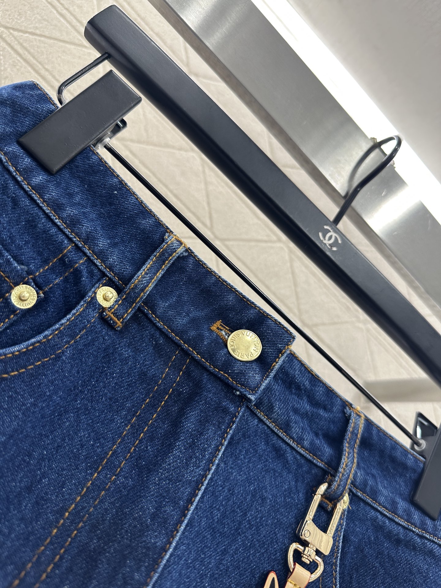 ♥Louis vuitto*♥2025新品上架 猫咪扣包臀短裙定制YB斜纹棉牛仔材质，质感细腻，弹力舒适