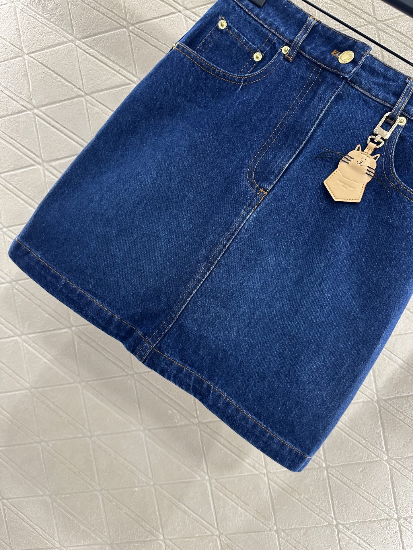 ♥Louis vuitto*♥2025新品上架 猫咪扣包臀短裙定制YB斜纹棉牛仔材质，质感细腻，弹力舒适