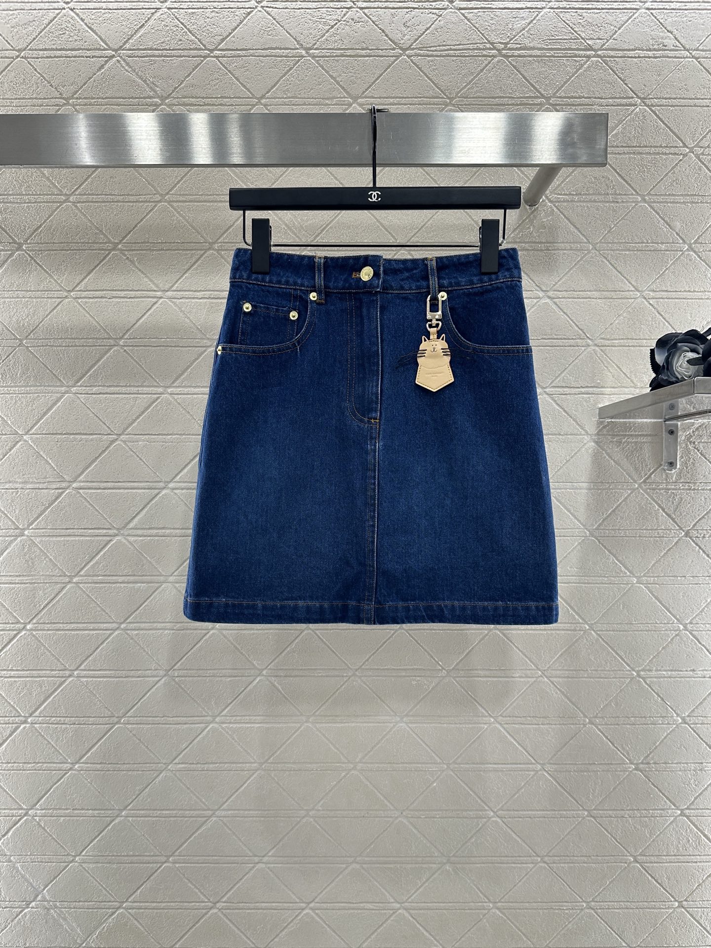 ♥Louis vuitto*♥2025新品上架 猫咪扣包臀短裙定制YB斜纹棉牛仔材质，质感细腻，弹力舒适