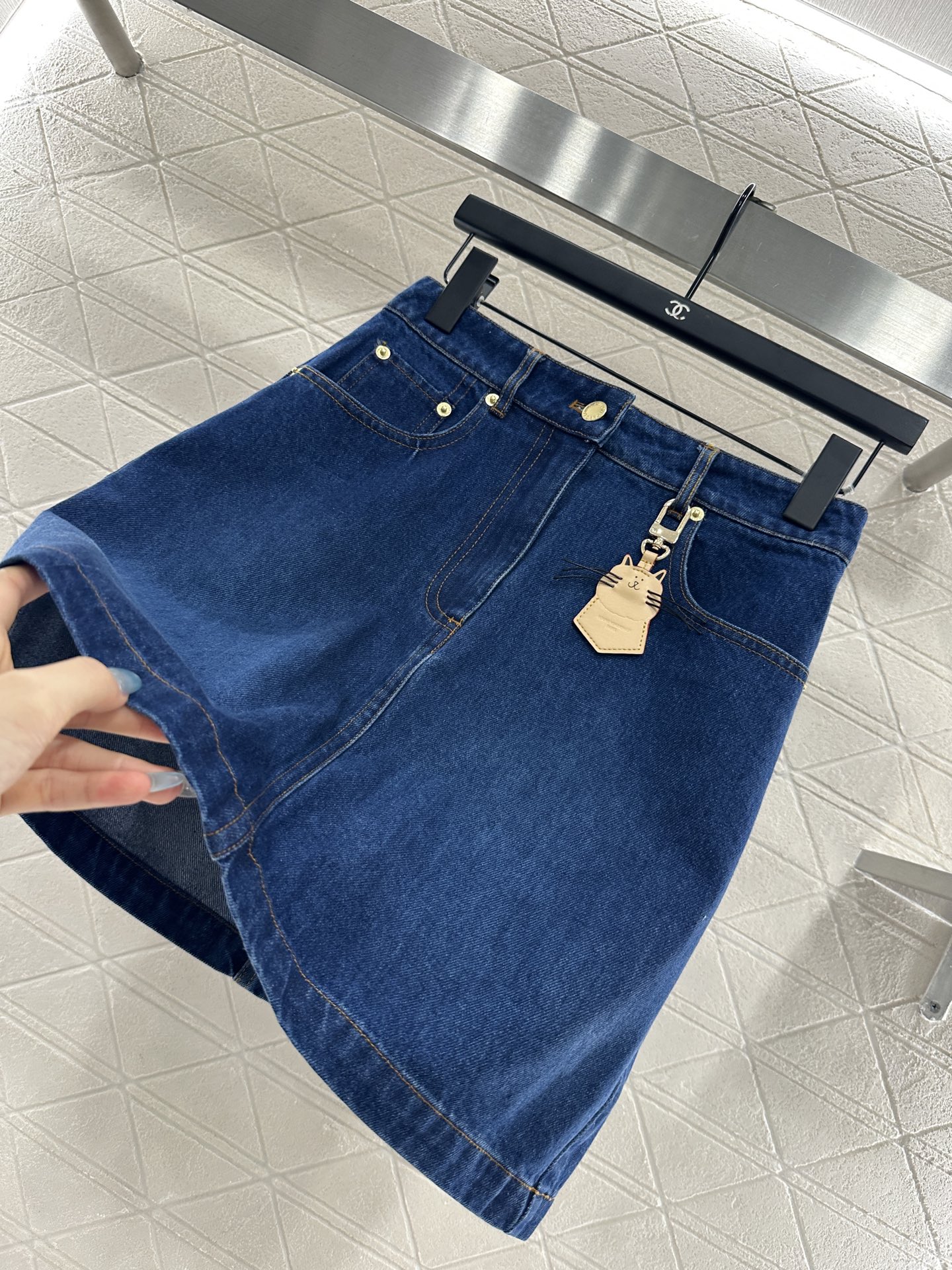 ♥Louis vuitto*♥2025新品上架 猫咪扣包臀短裙定制YB斜纹棉牛仔材质，质感细腻，弹力舒适