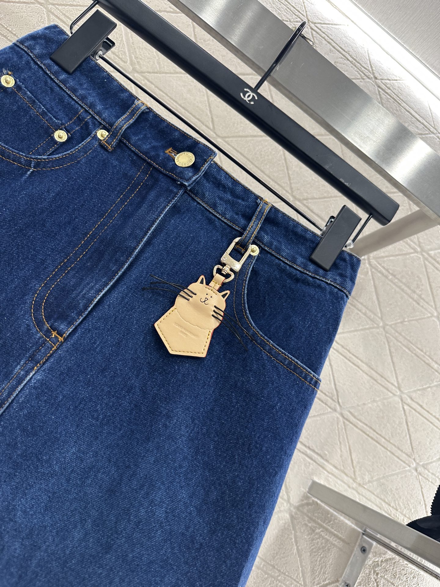 ♥Louis vuitto*♥2025新品上架 猫咪扣包臀短裙定制YB斜纹棉牛仔材质，质感细腻，弹力舒适