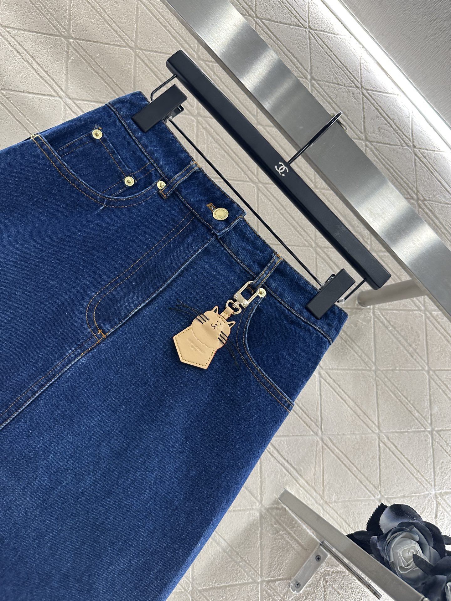 ♥Louis vuitto*♥2025新品上架 猫咪扣包臀短裙定制YB斜纹棉牛仔材质，质感细腻，弹力舒适