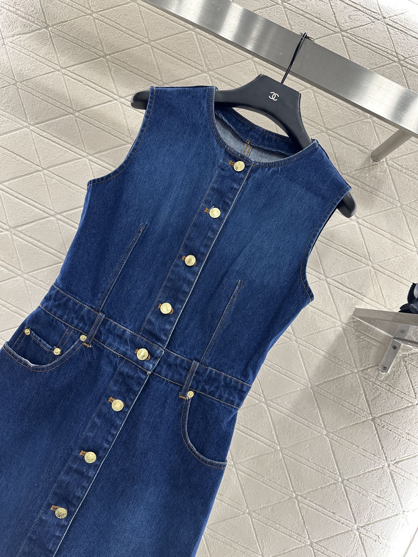 ♥Louis Vuitto*♥2025新品上架 牛仔背心裙定制YB斜纹棉牛仔材质，质感细腻，弹力舒适，背