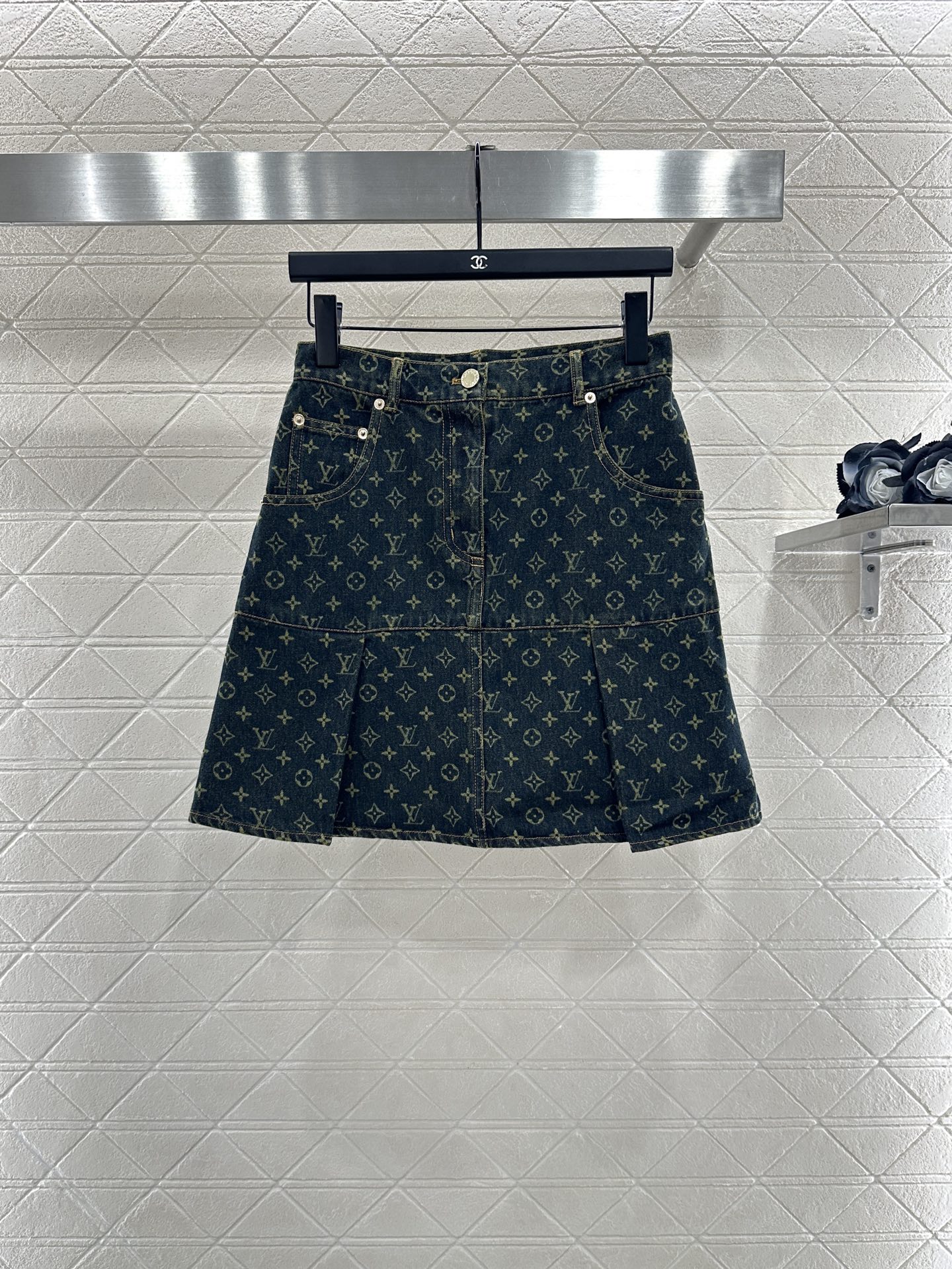 ♥Louus vuitto*♥2025新品上架 牛仔衬衣压褶短裙套装定制YB斜纹棉牛仔材质，质感细腻，穿