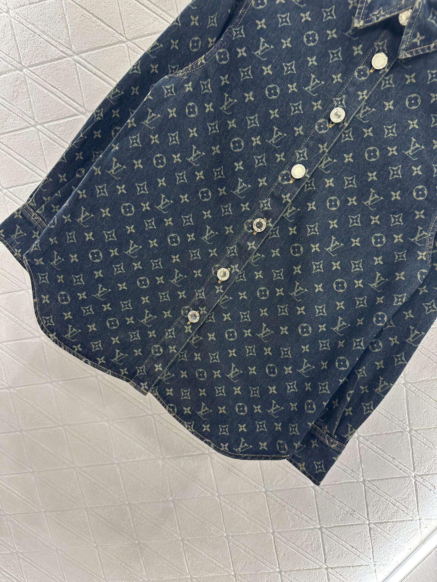 ♥Louus vuitto*♥2025新品上架 牛仔衬衣压褶短裙套装定制YB斜纹棉牛仔材质，质感细腻，穿