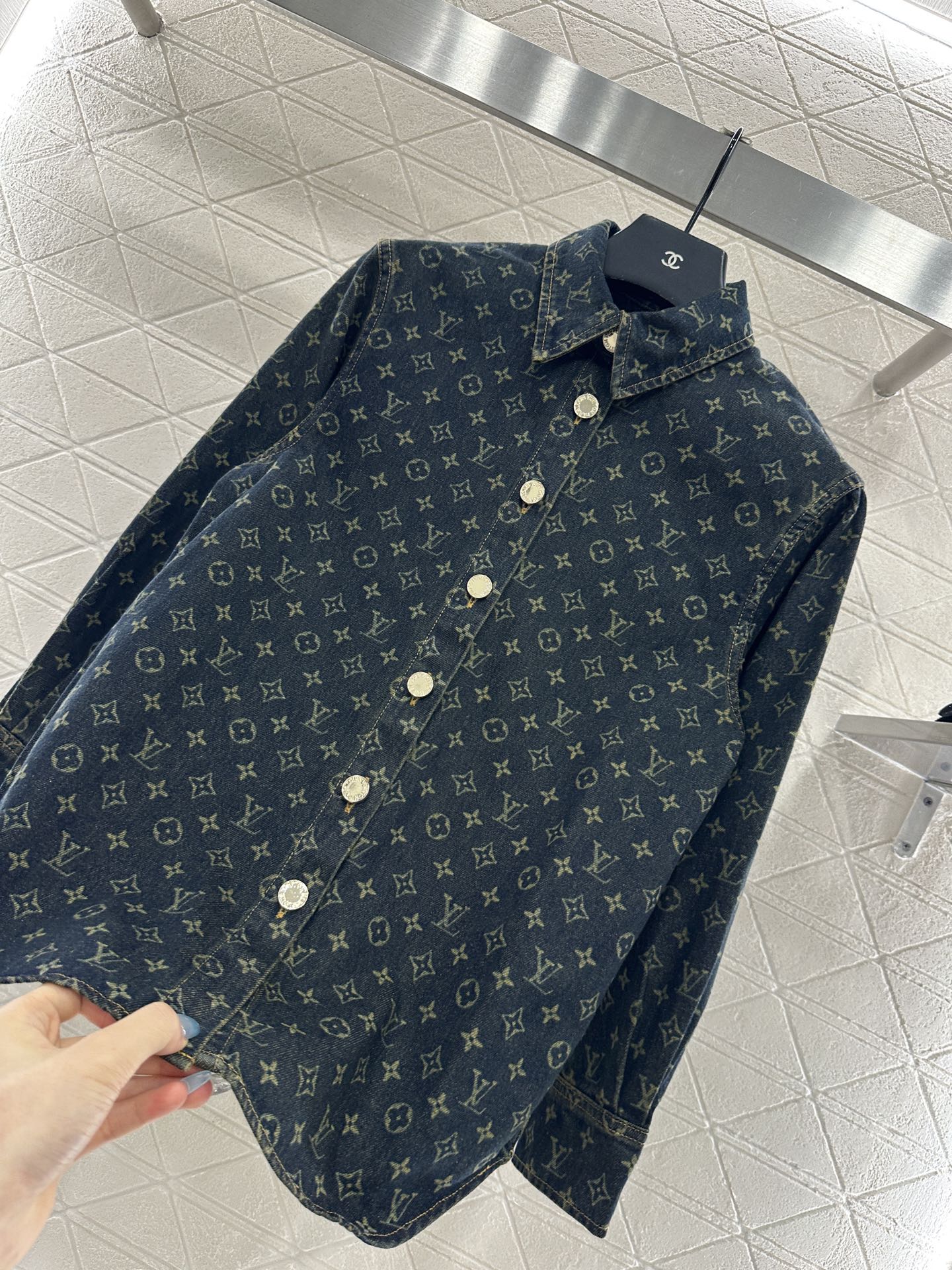 ♥Louus vuitto*♥2025新品上架 牛仔衬衣压褶短裙套装定制YB斜纹棉牛仔材质，质感细腻，穿