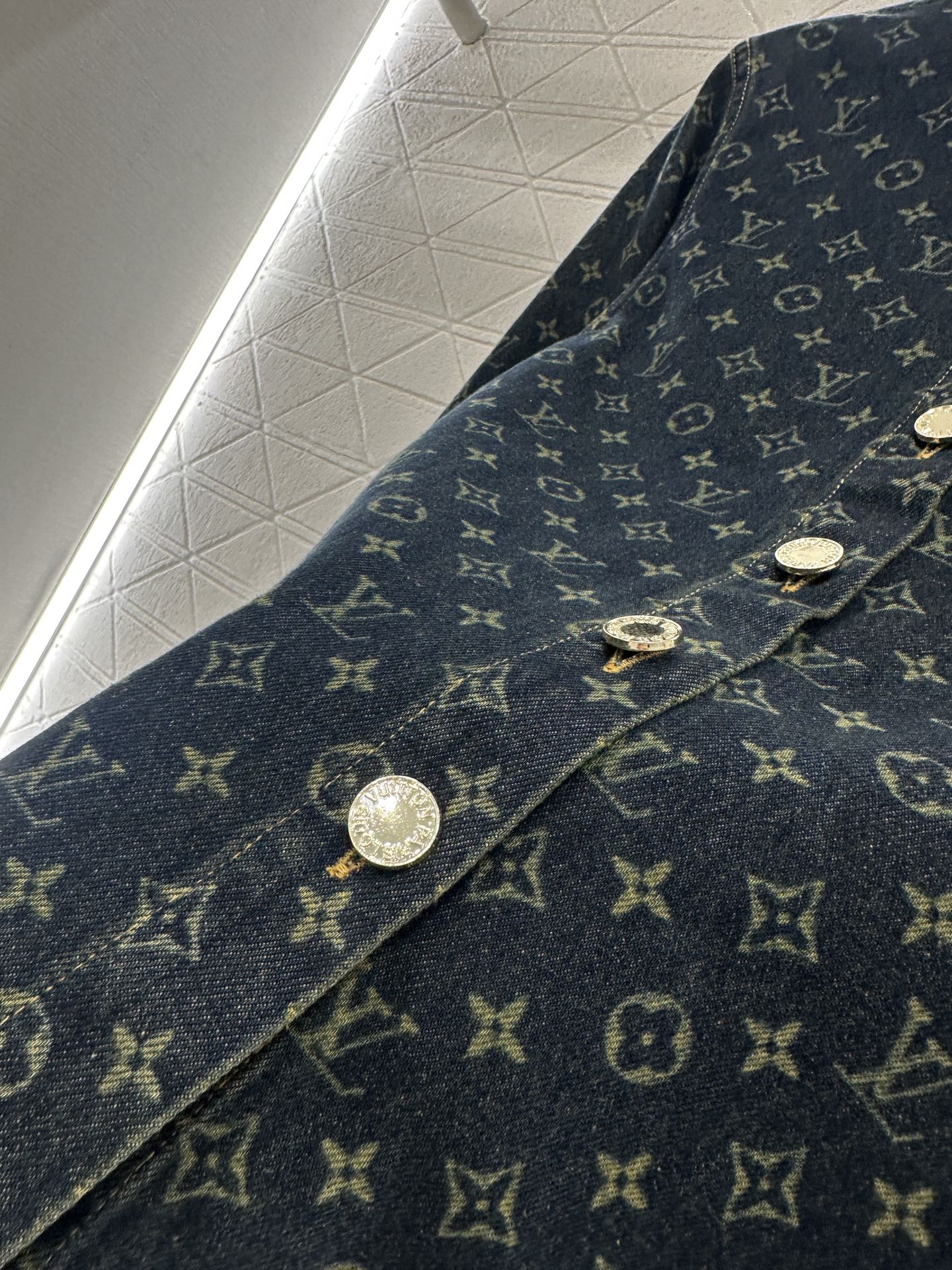 ♥Louus vuitto*♥2025新品上架 牛仔衬衣压褶短裙套装定制YB斜纹棉牛仔材质，质感细腻，穿