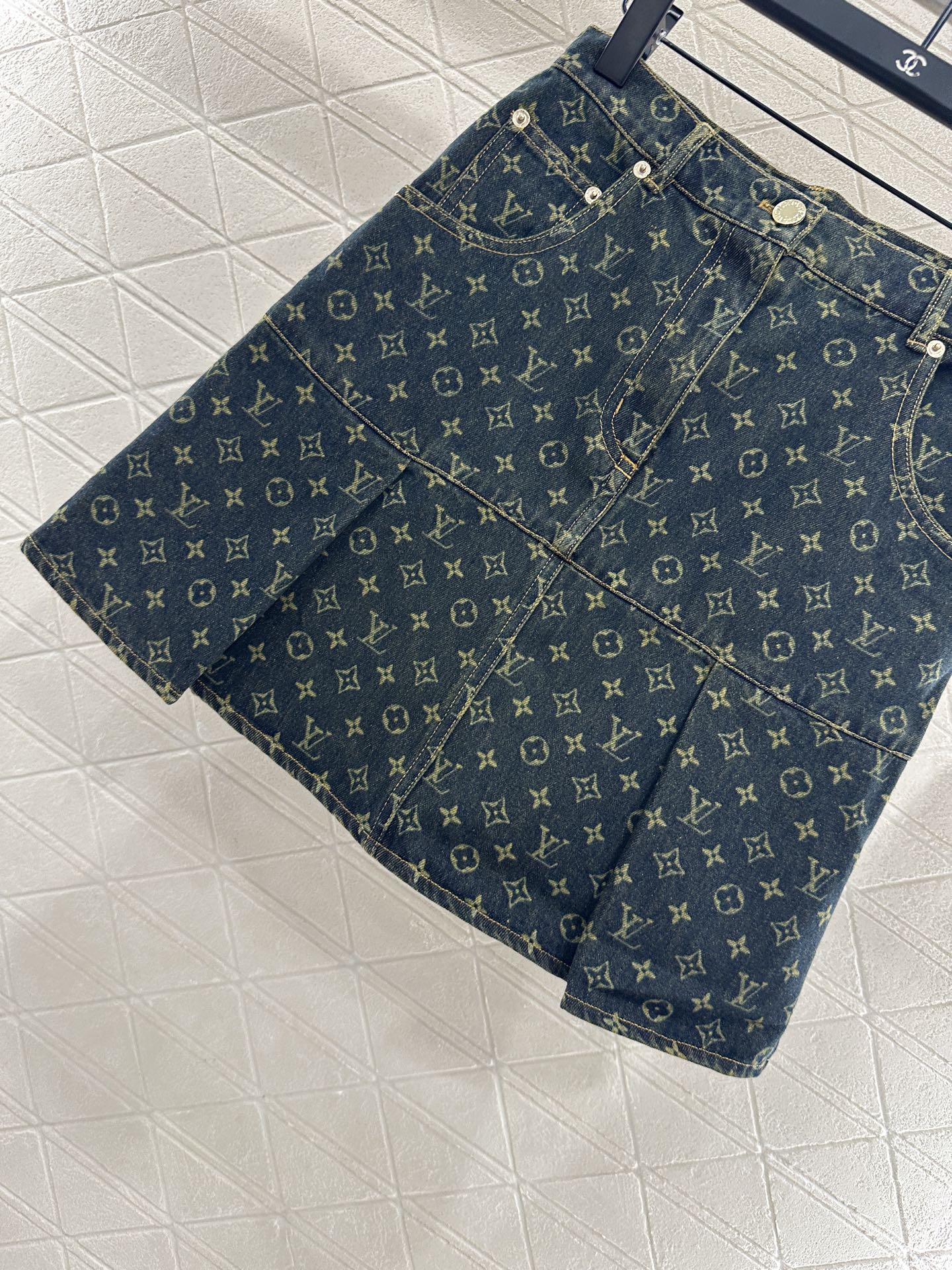 ♥Louus vuitto*♥2025新品上架 牛仔衬衣压褶短裙套装定制YB斜纹棉牛仔材质，质感细腻，穿