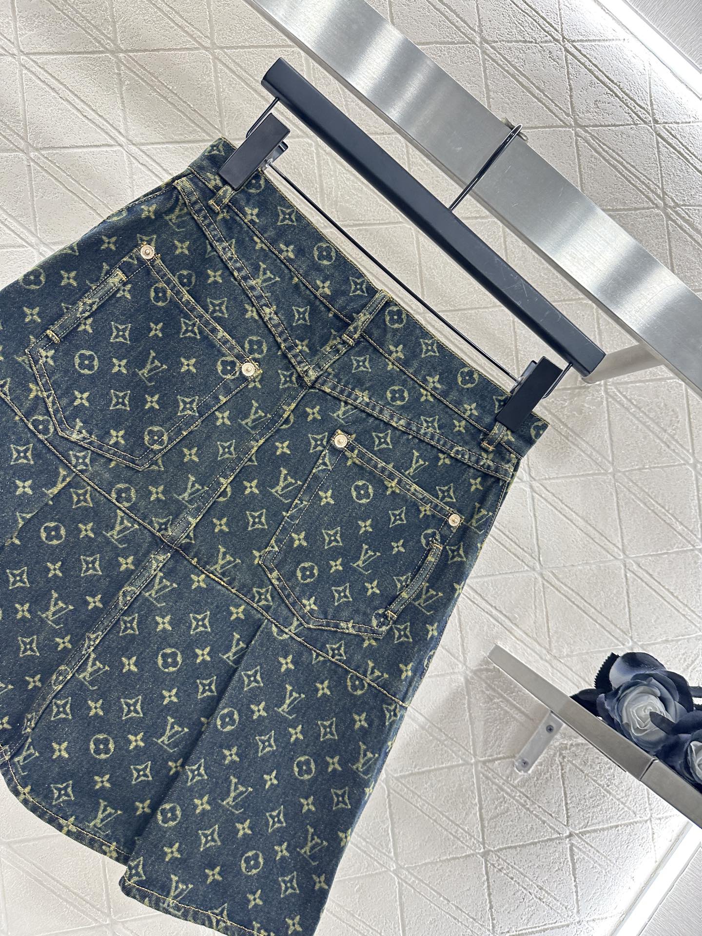 ♥Louus vuitto*♥2025新品上架 牛仔衬衣压褶短裙套装定制YB斜纹棉牛仔材质，质感细腻，穿