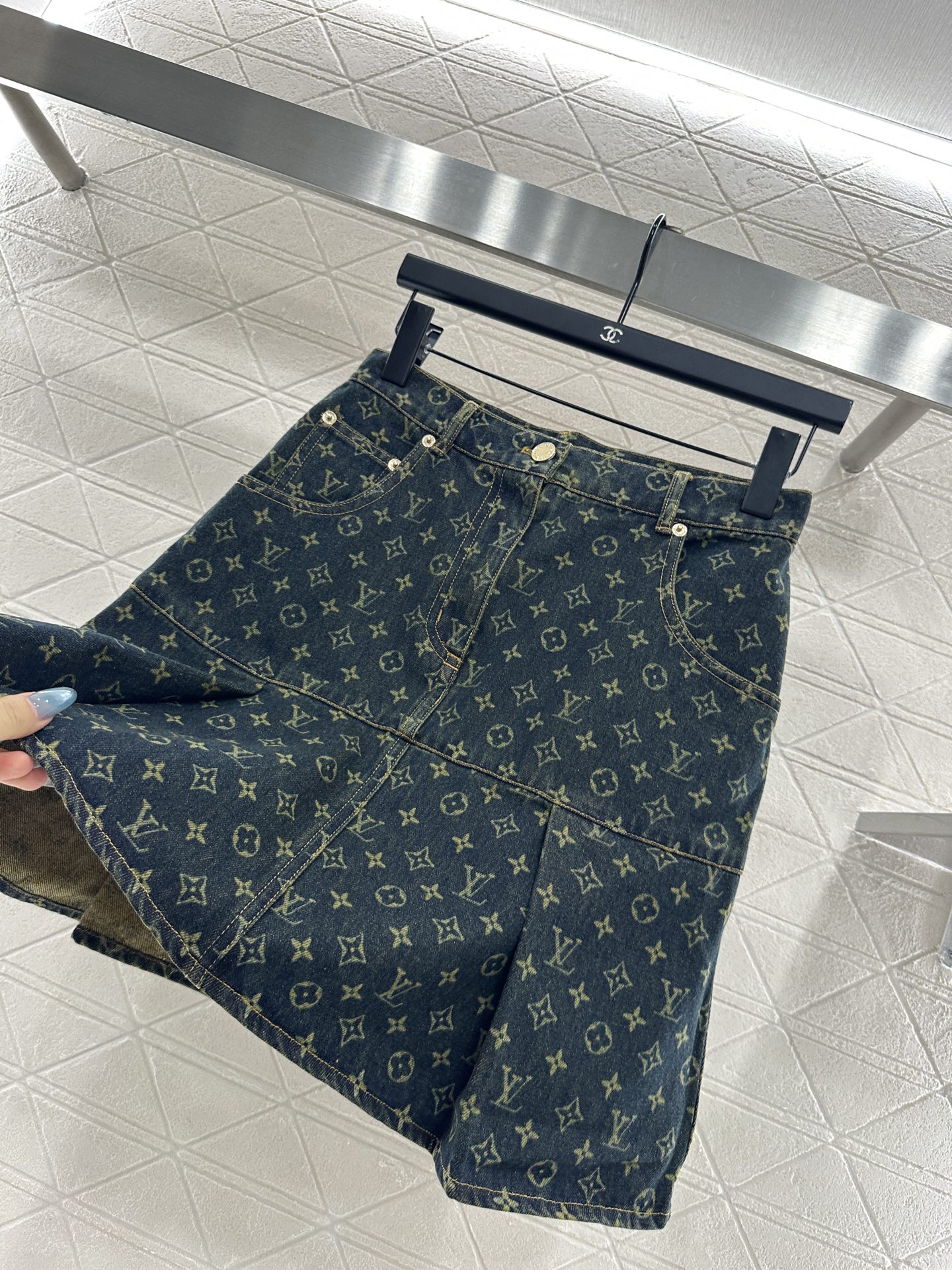 ♥Louus vuitto*♥2025新品上架 牛仔衬衣压褶短裙套装定制YB斜纹棉牛仔材质，质感细腻，穿