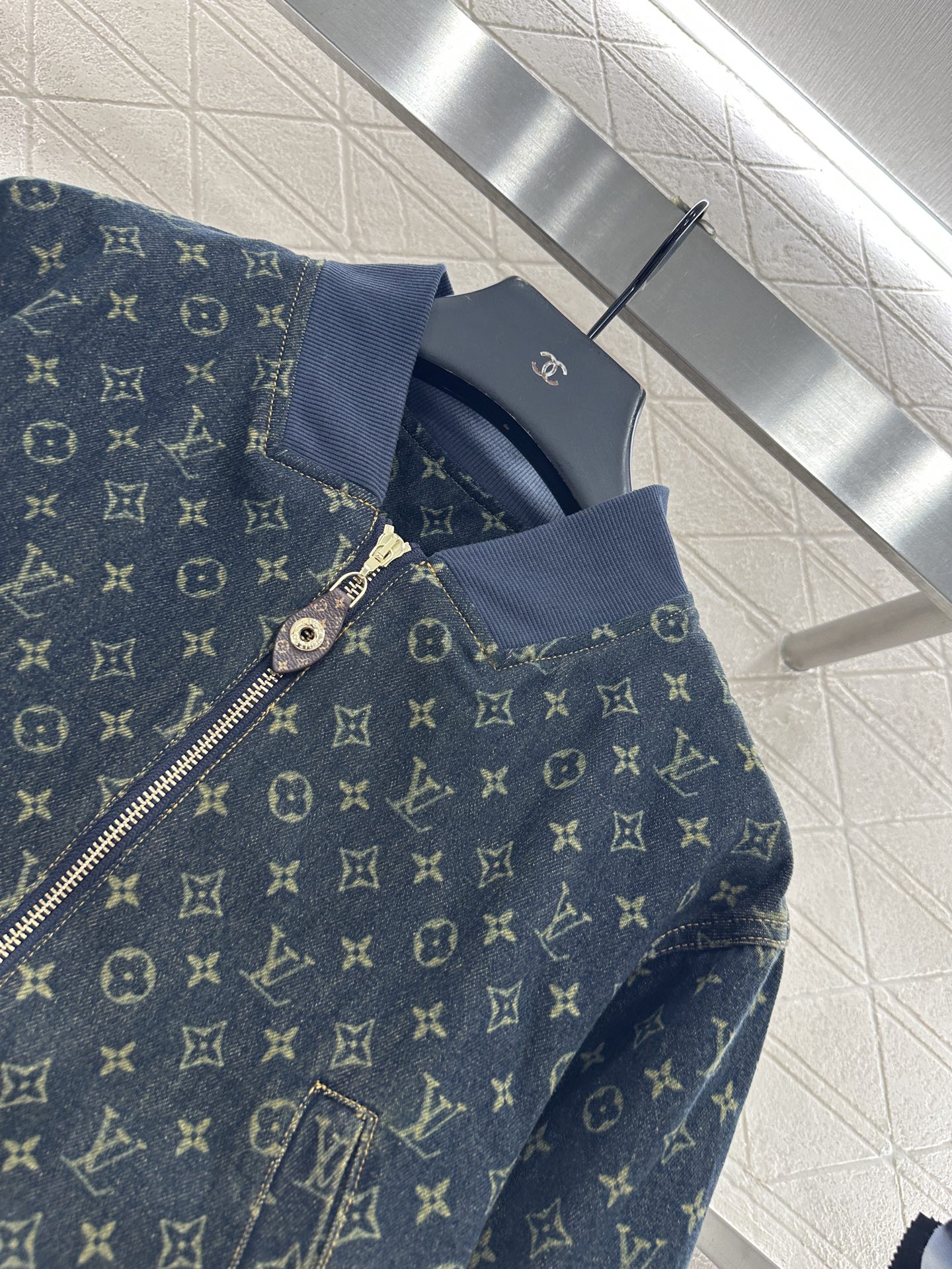 ♥Louis Vuitto*♥2025新品上架 牛仔夹克外套长裤套装定制YB斜纹棉牛仔材质，多重水洗，呈