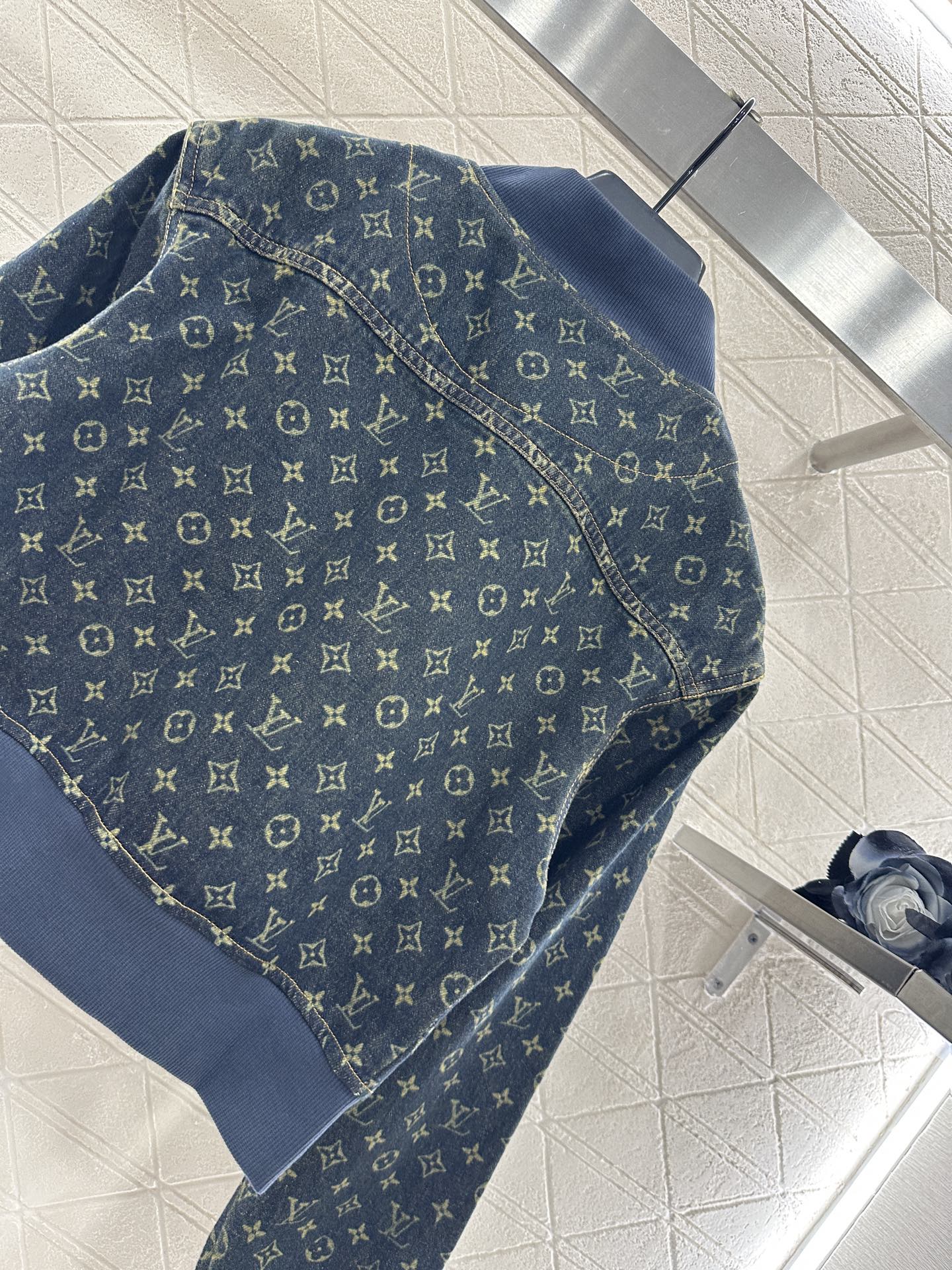 ♥Louis Vuitto*♥2025新品上架 牛仔夹克外套长裤套装定制YB斜纹棉牛仔材质，多重水洗，呈