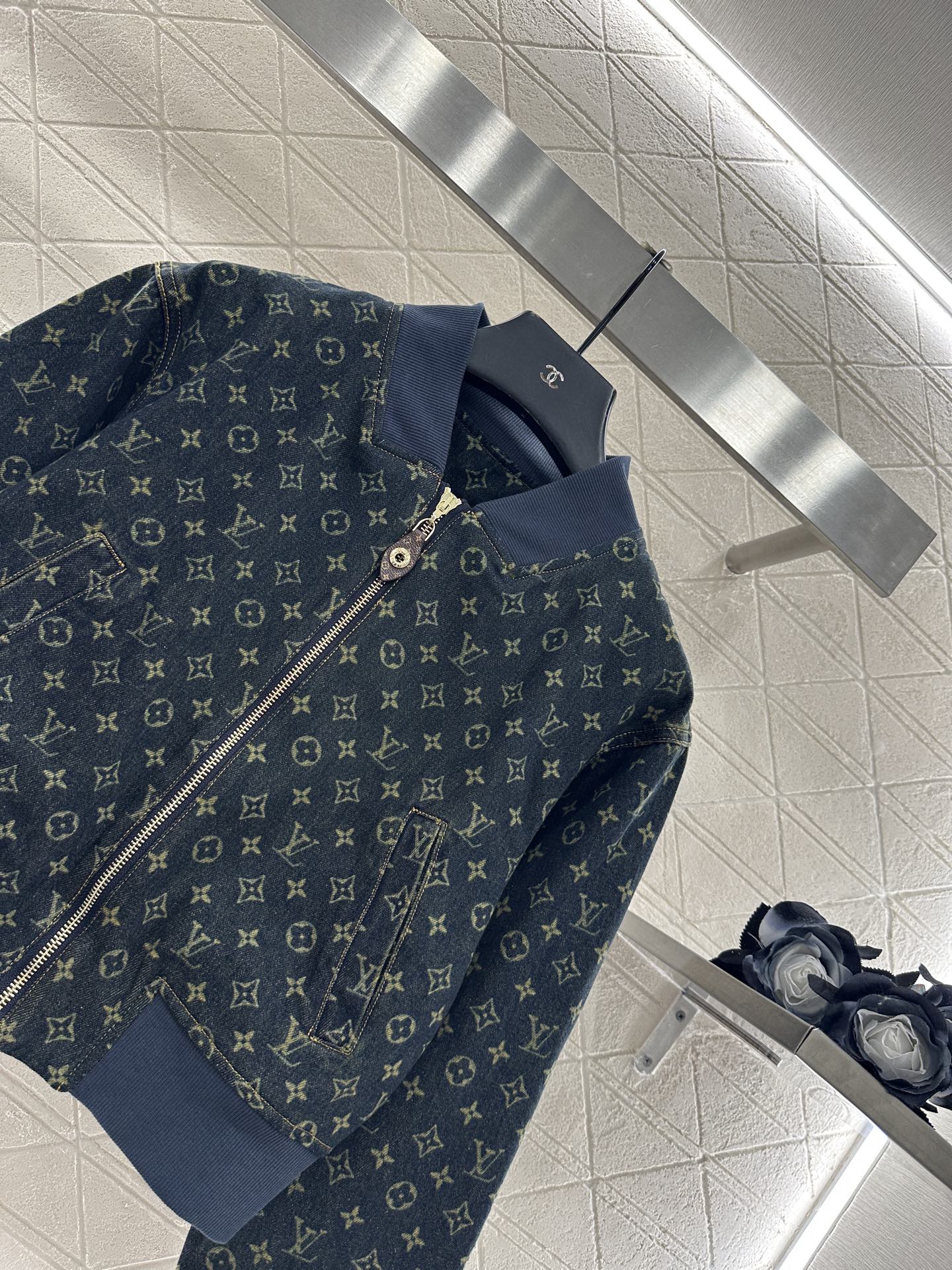 ♥Louis Vuitto*♥2025新品上架 牛仔夹克外套长裤套装定制YB斜纹棉牛仔材质，多重水洗，呈